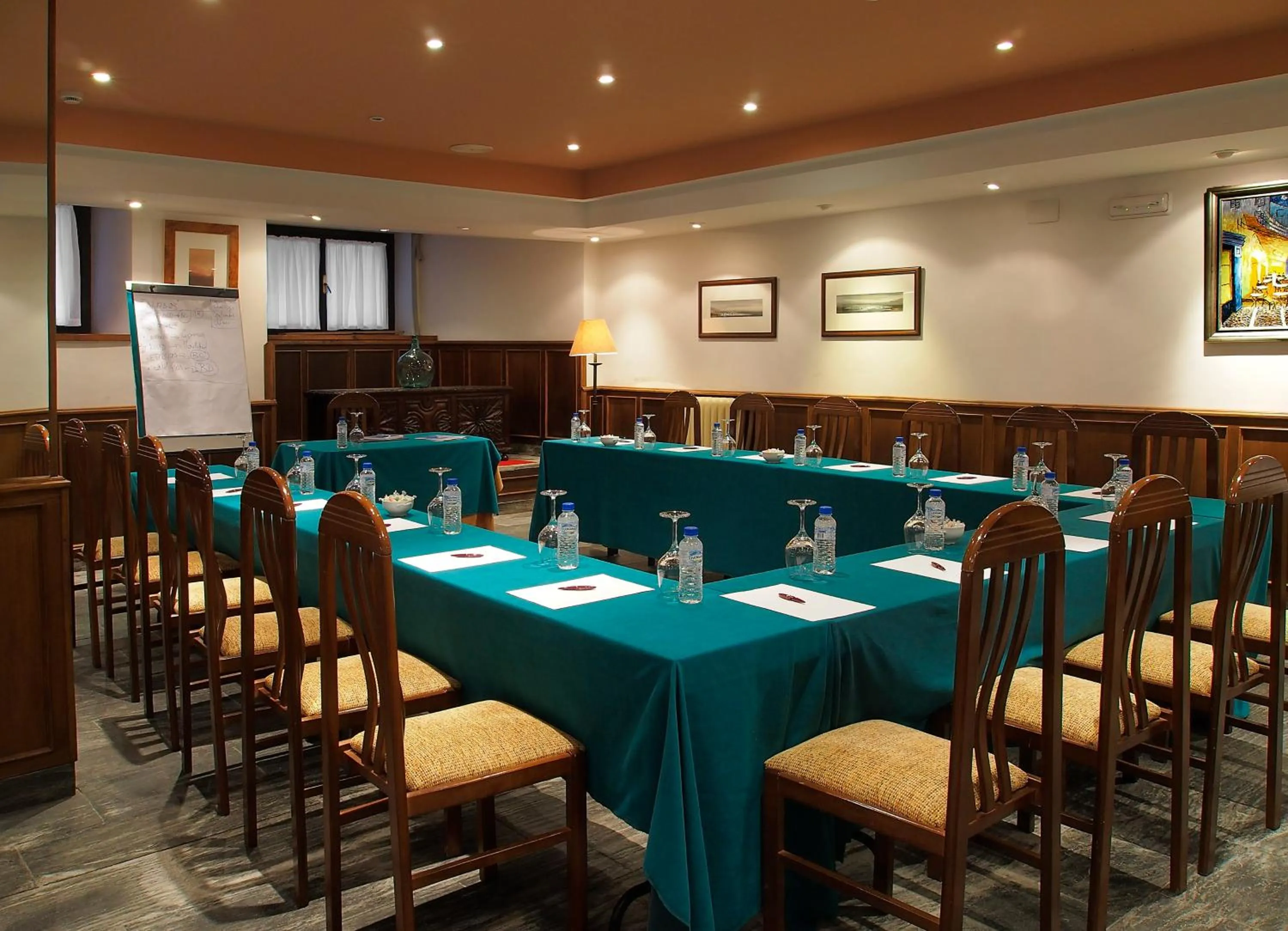 Business facilities in Hotel y Apartamentos Arias