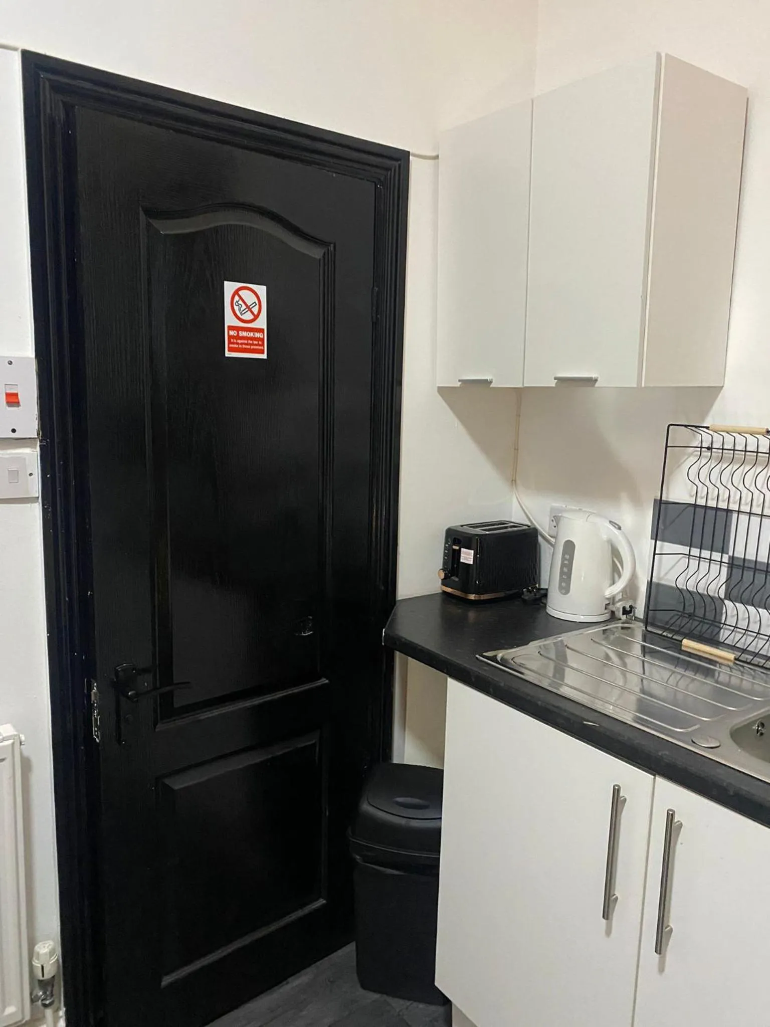 Kitchen or kitchenette in Black Ocean Holiday Apartments