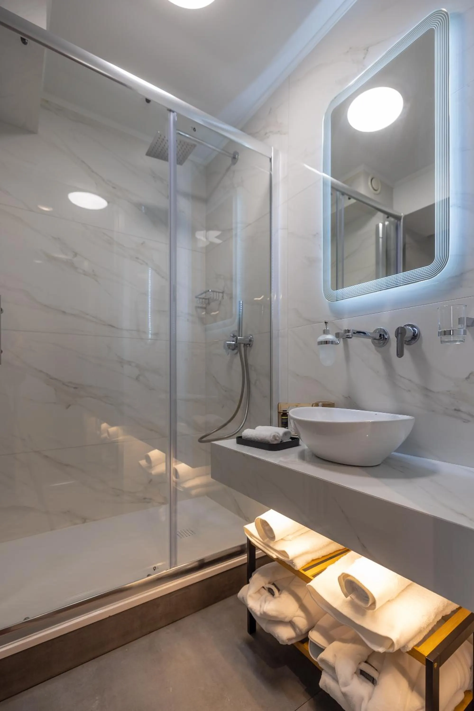 Shower in 507 Athens