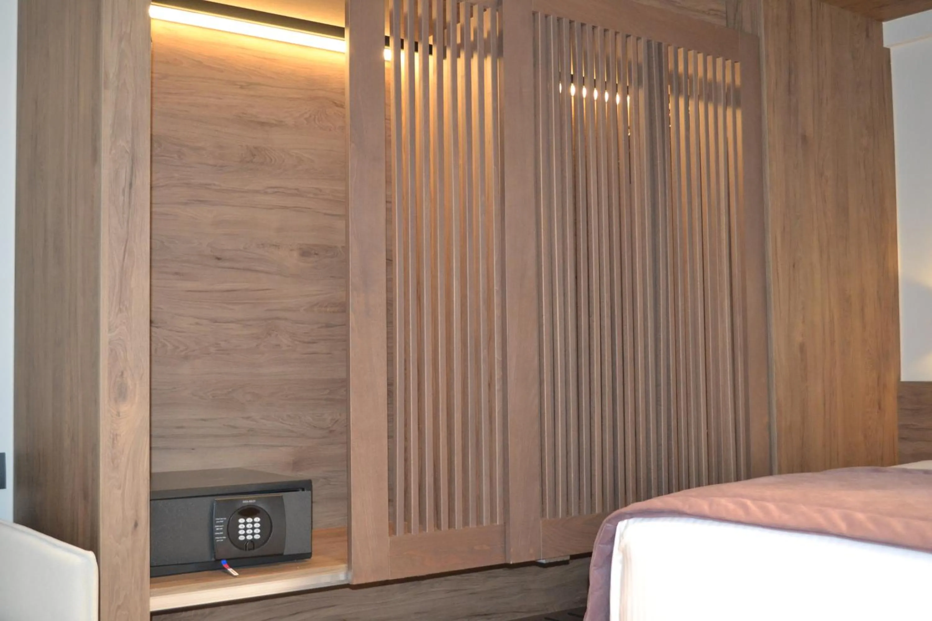 wardrobe, Bed in 507 Athens