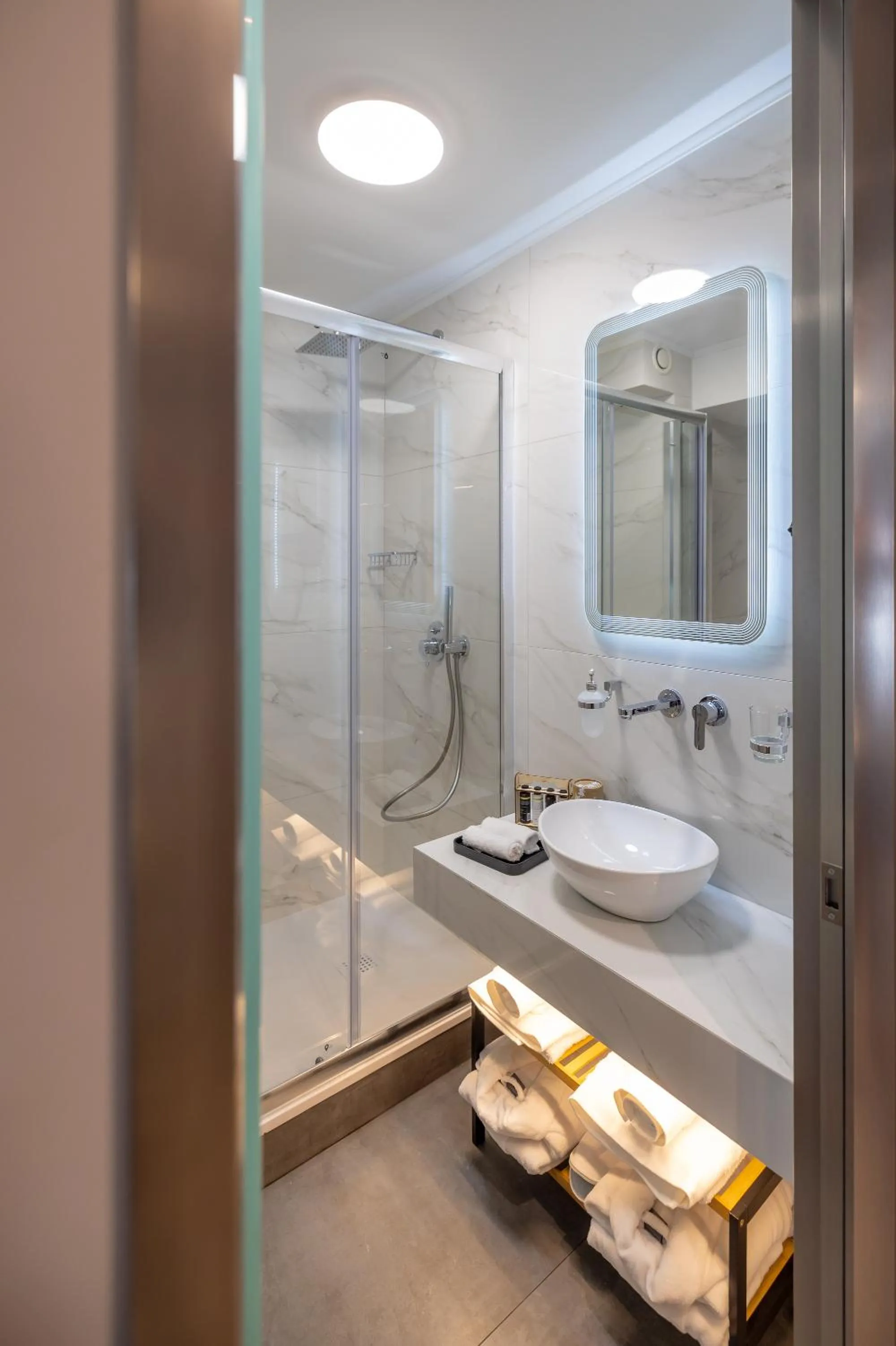 Shower in 507 Athens