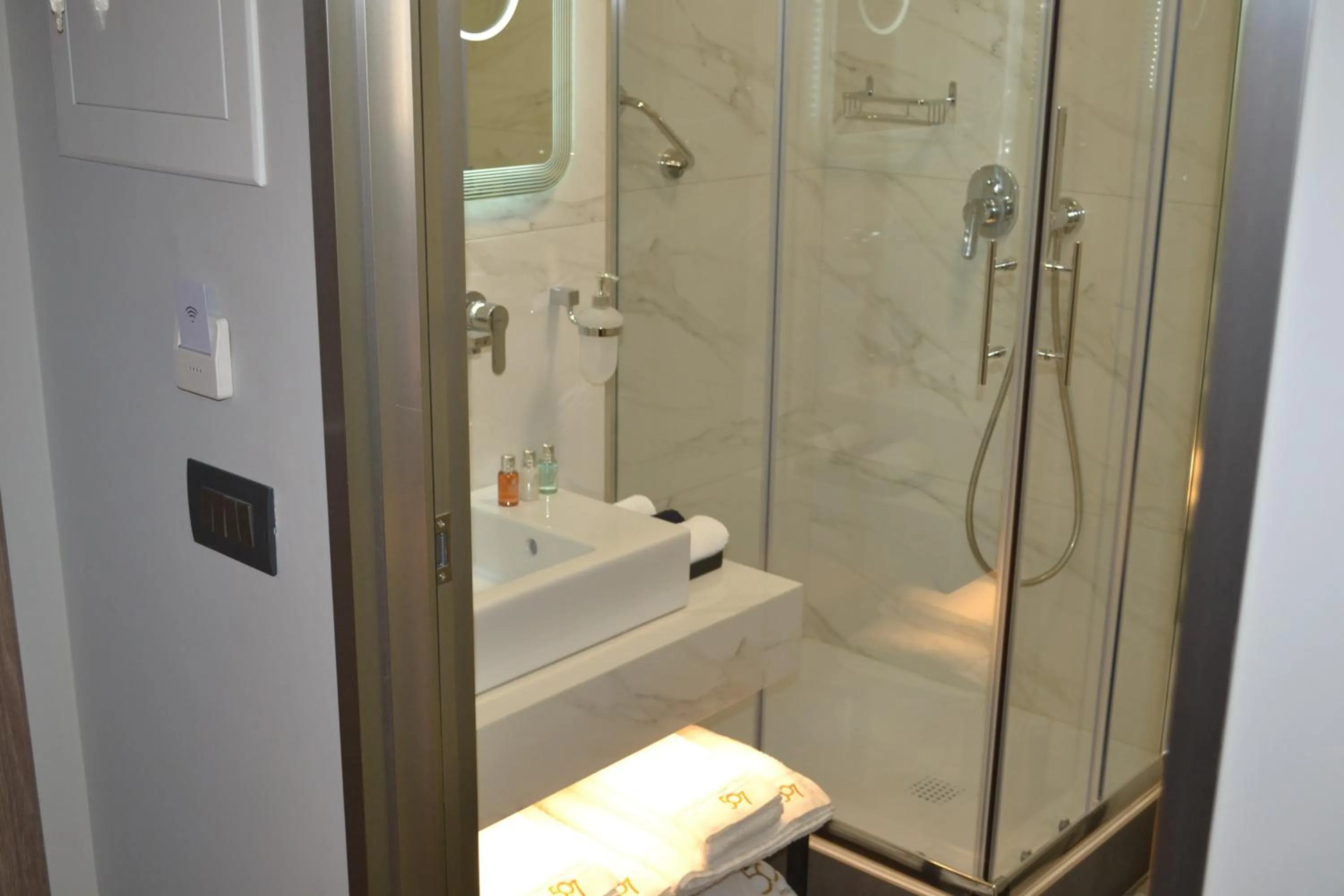 Shower in 507 Athens