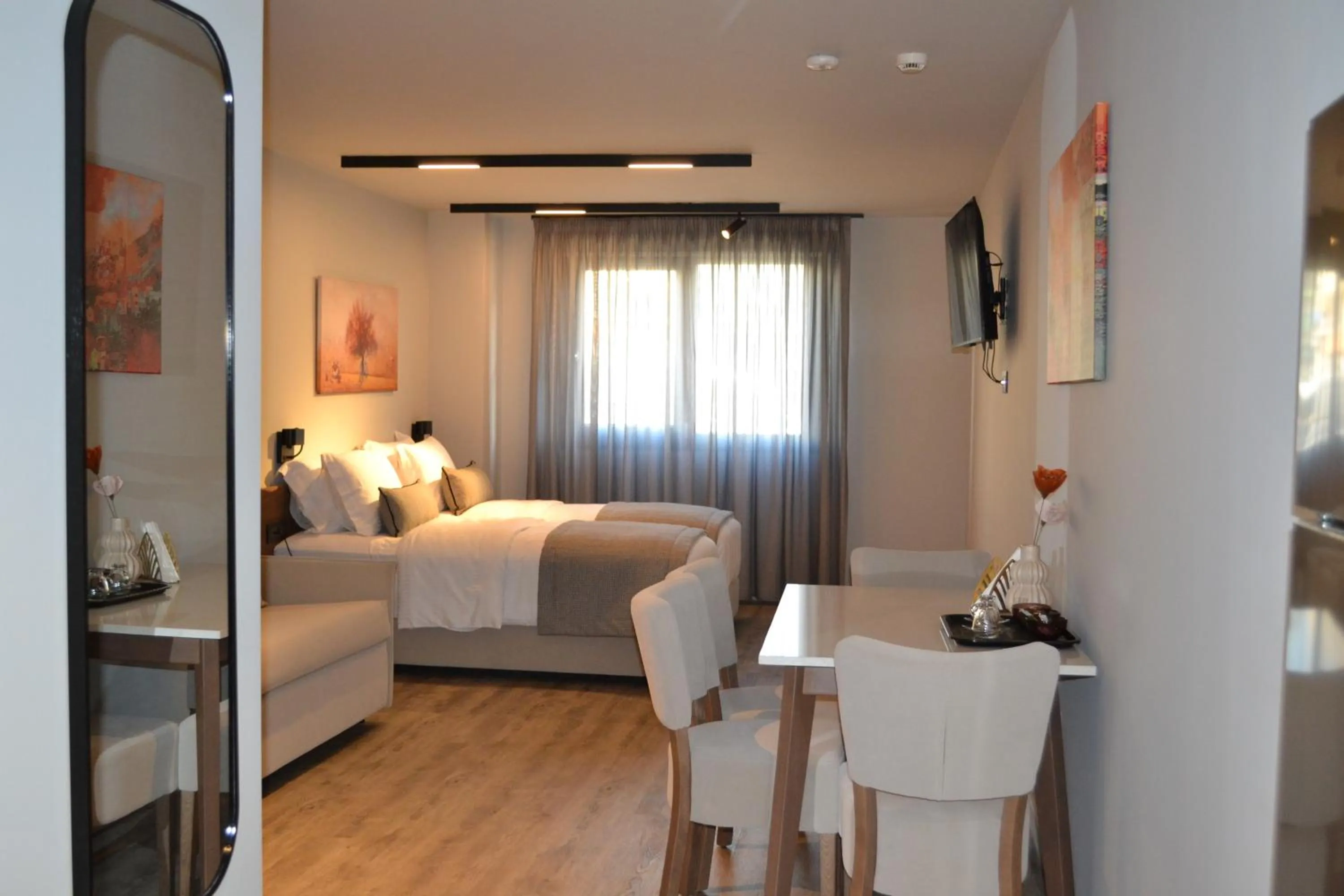 Photo of the whole room, Bed in 507 Athens