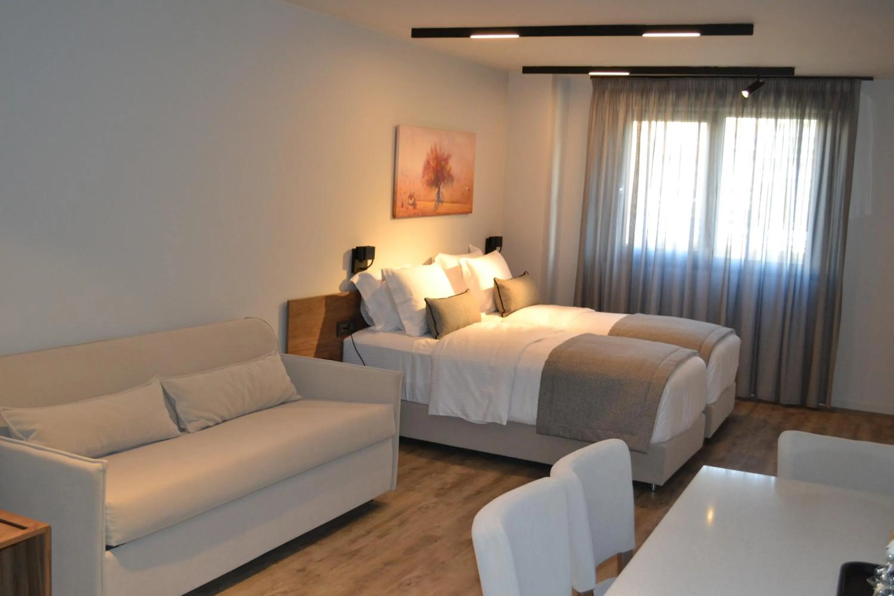 Photo of the whole room, Bed in 507 Athens