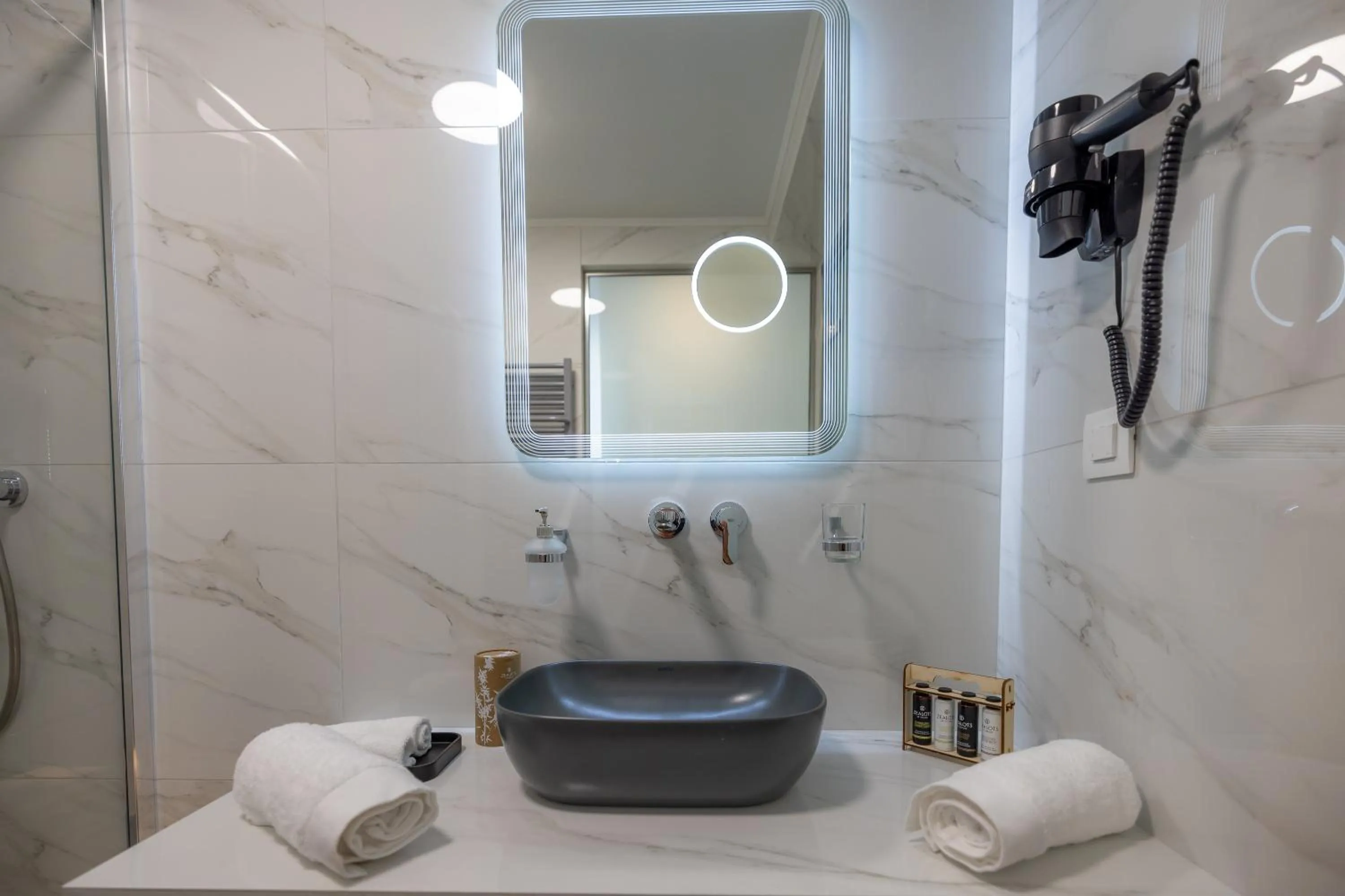 Shower in 507 Athens