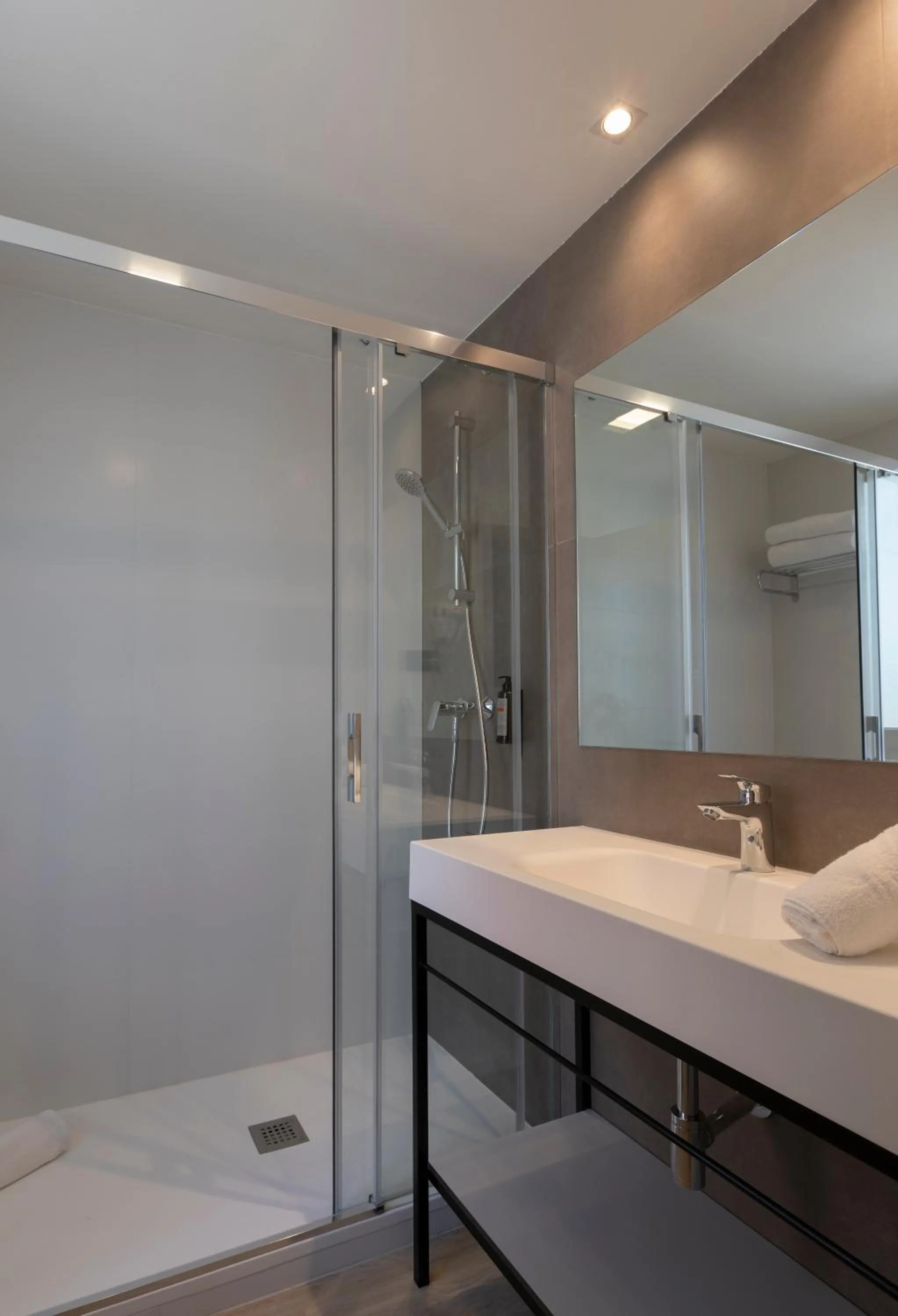 Shower in Porcel Ganivet