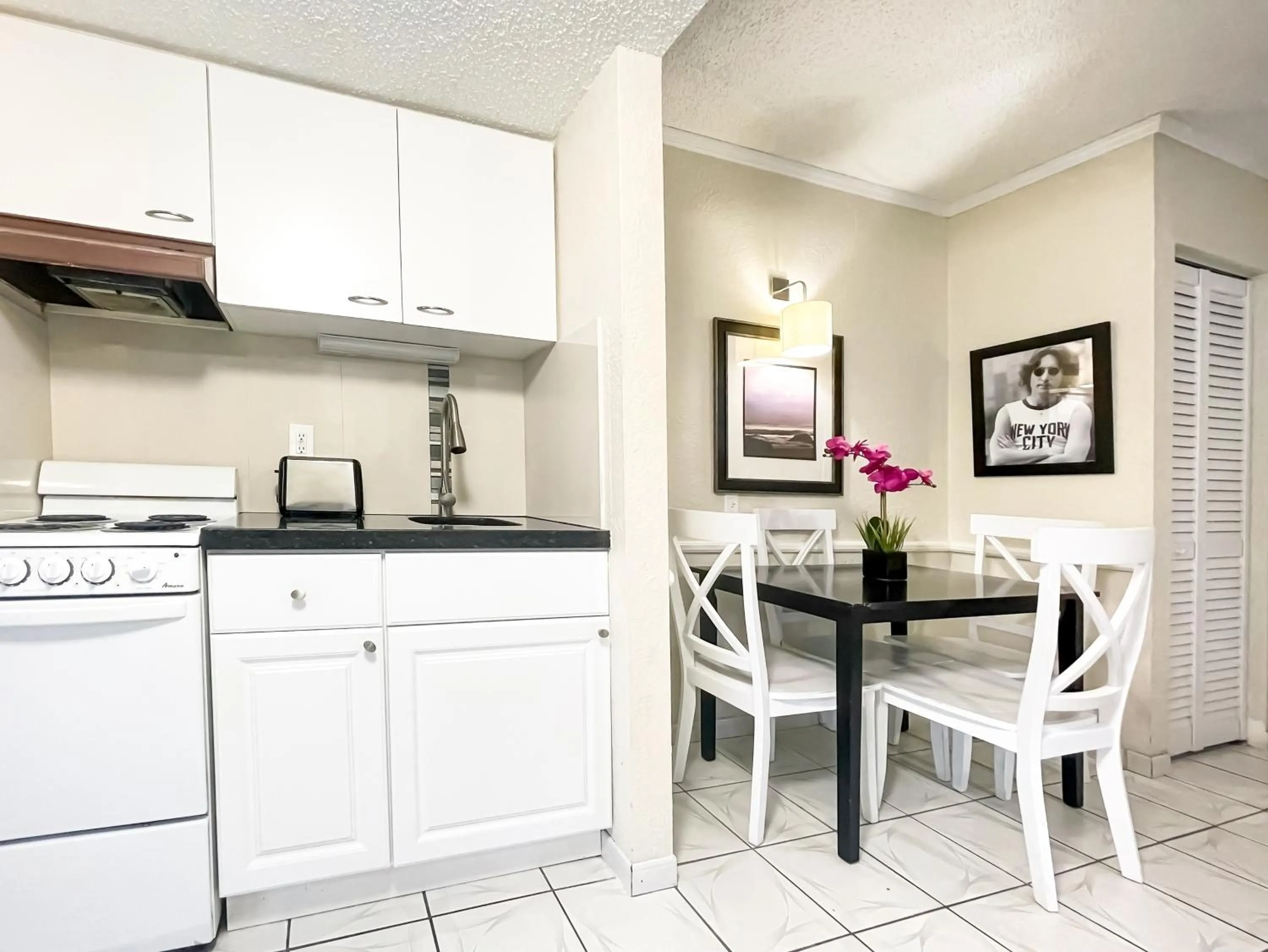 Kitchen or kitchenette in Hollywood by the Sea