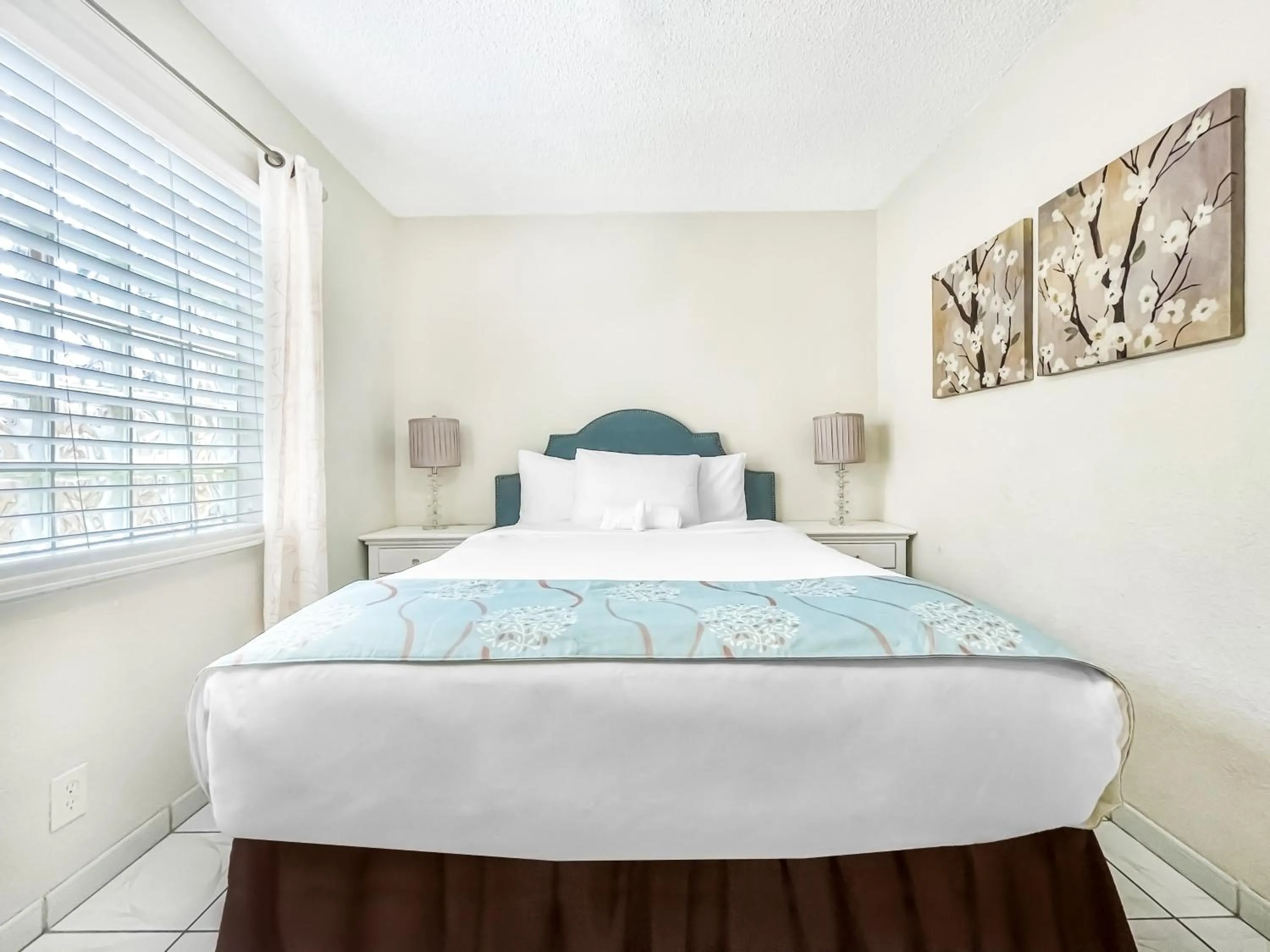 Bed in Hollywood by the Sea