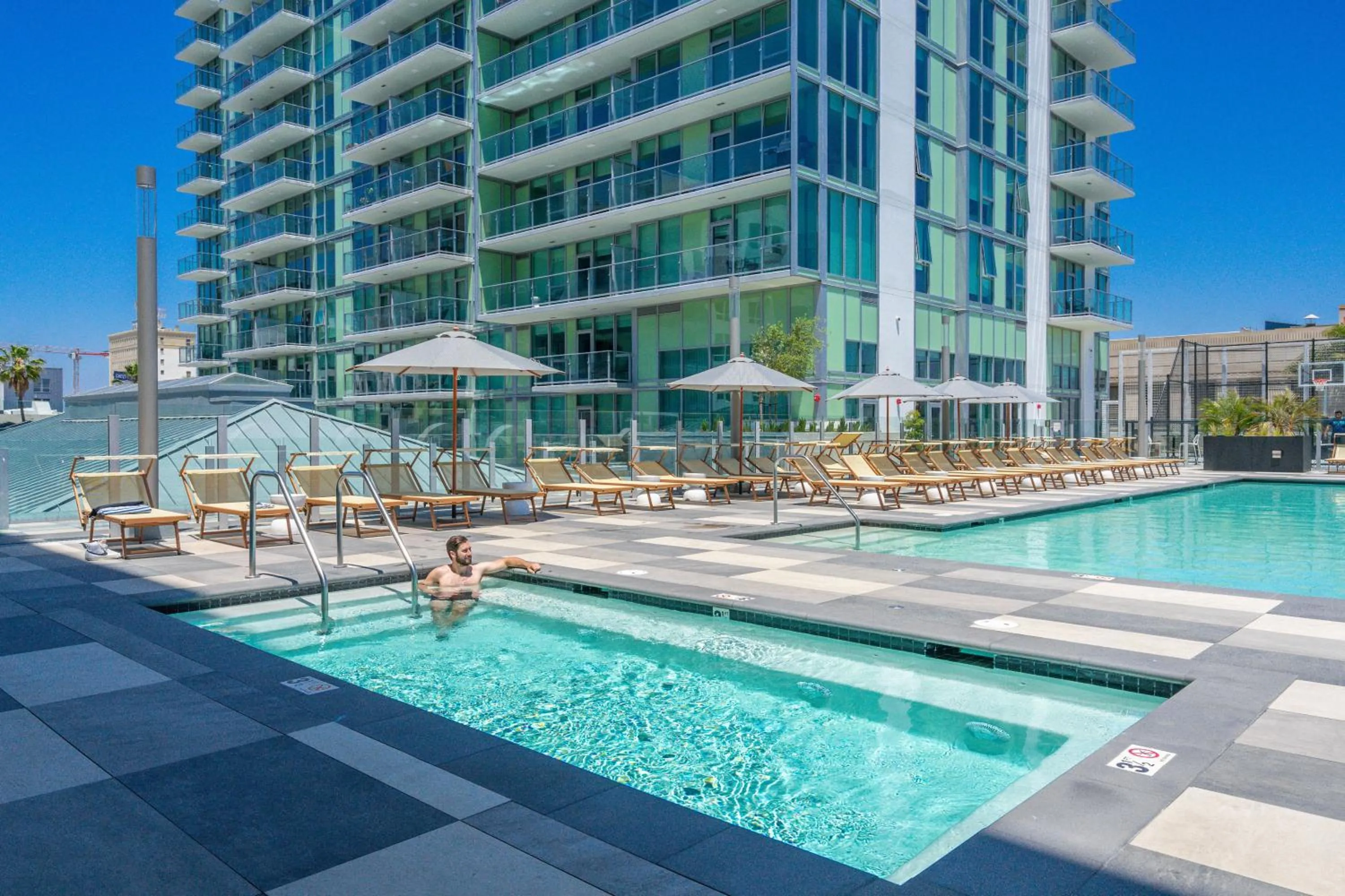 Hot Tub in Level Long Beach - East Village