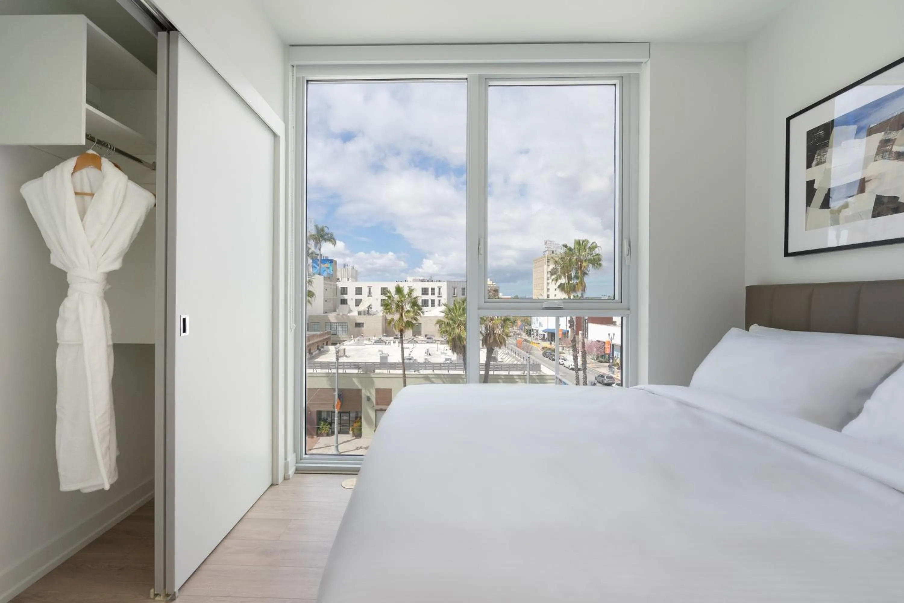 Bedroom, Bed in Level Long Beach - East Village