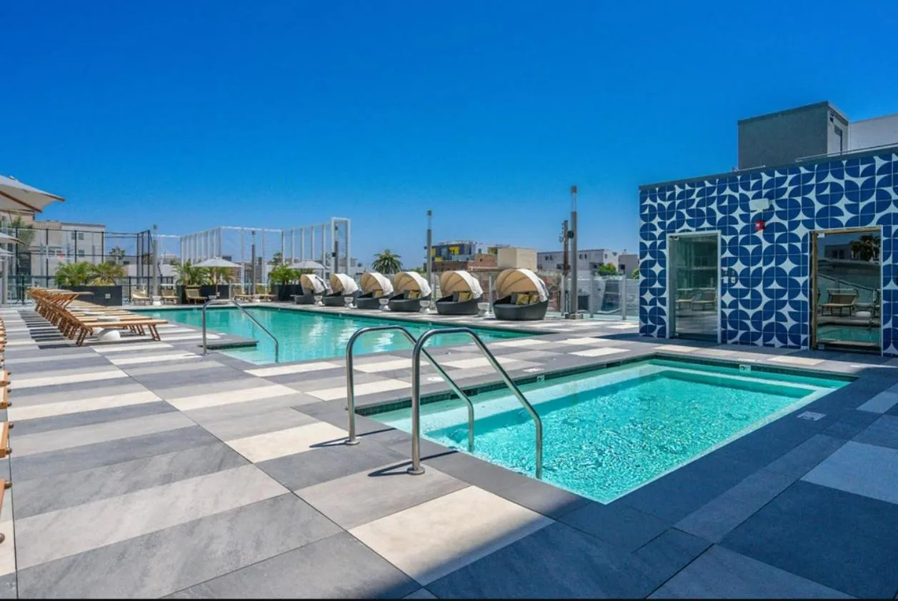 Swimming pool in Level Long Beach - East Village