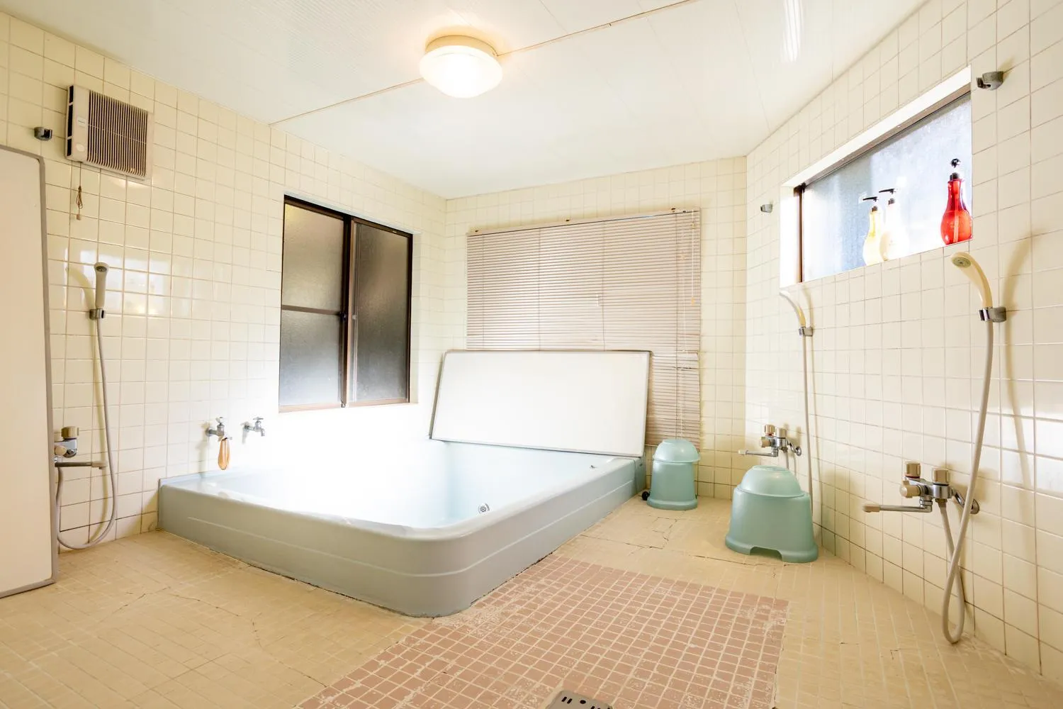Shower, Bed in Nakadaki Art Village