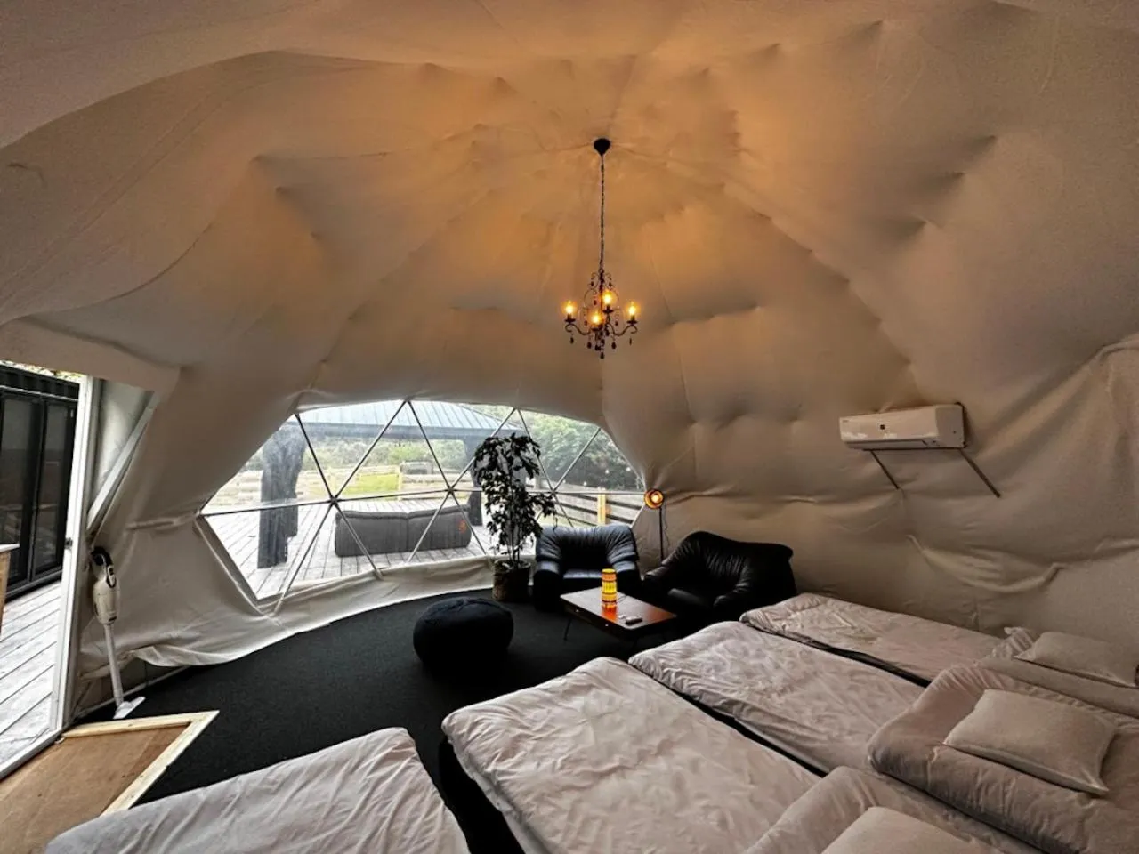 Photo of the whole room, Bed in Nakadaki Art Village