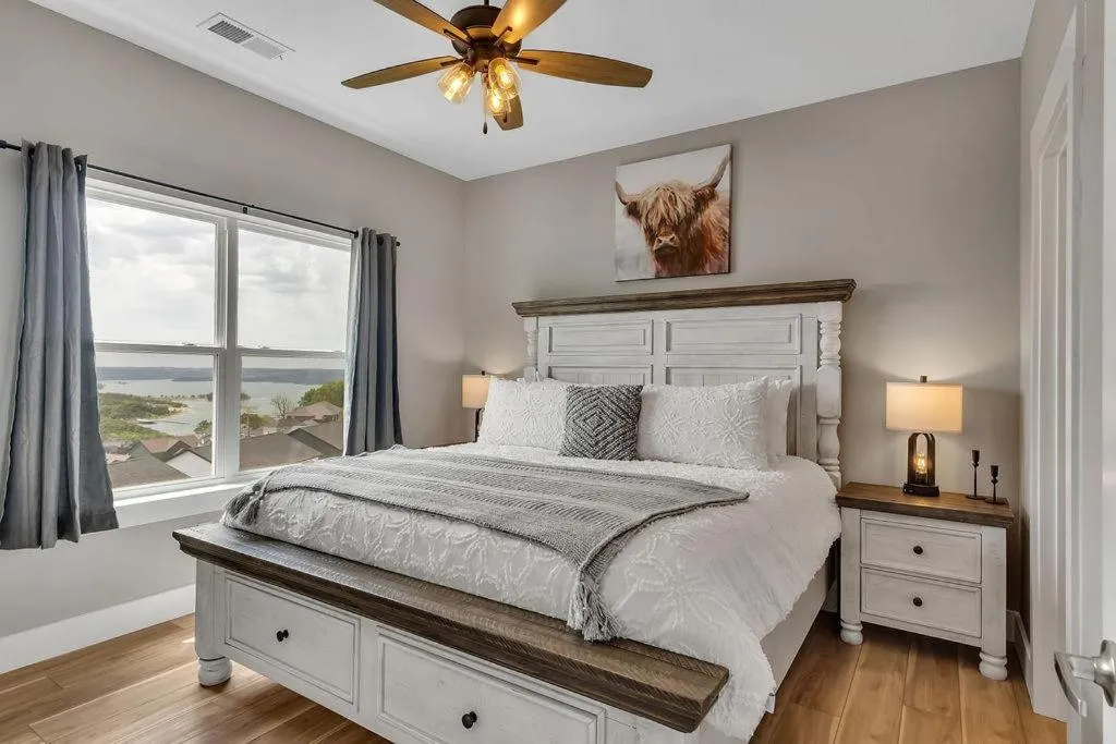 Bed in Lakehouse Lodge