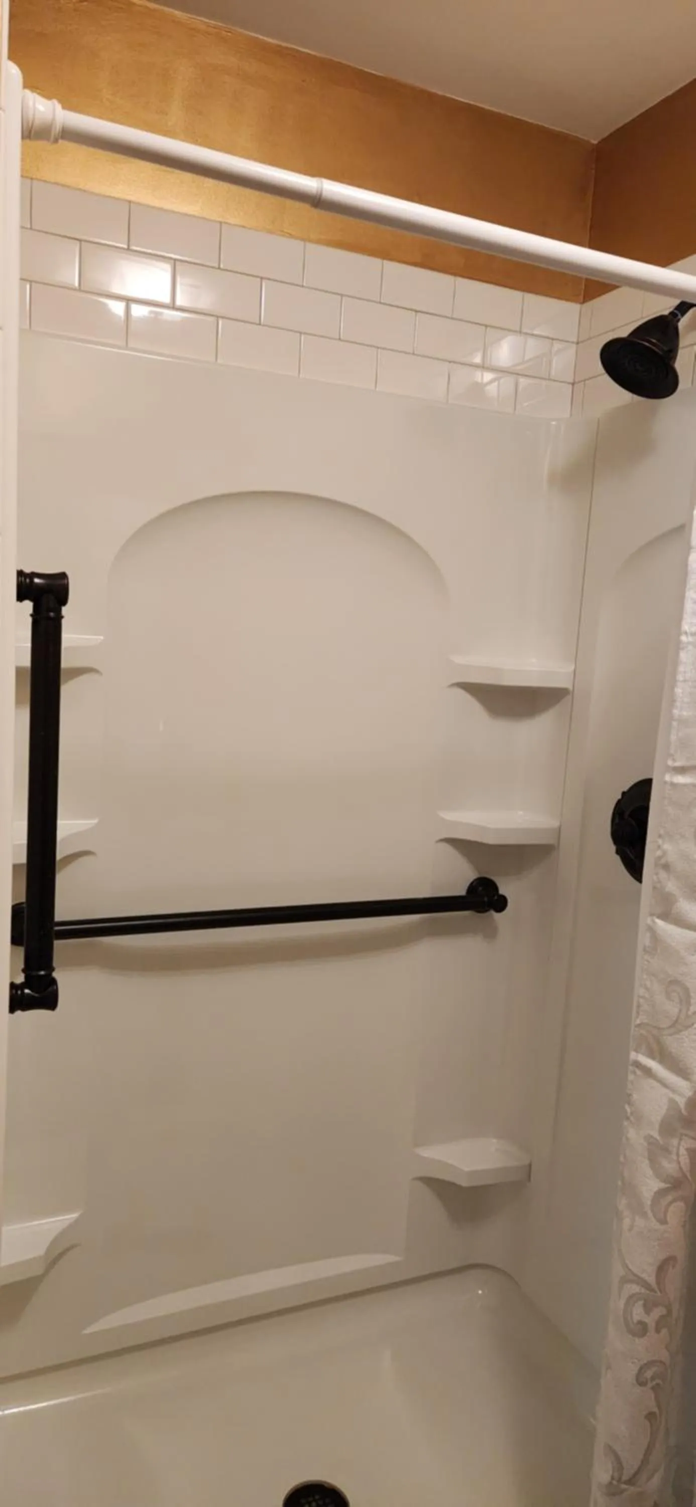 Shower in Oaklawn Inn