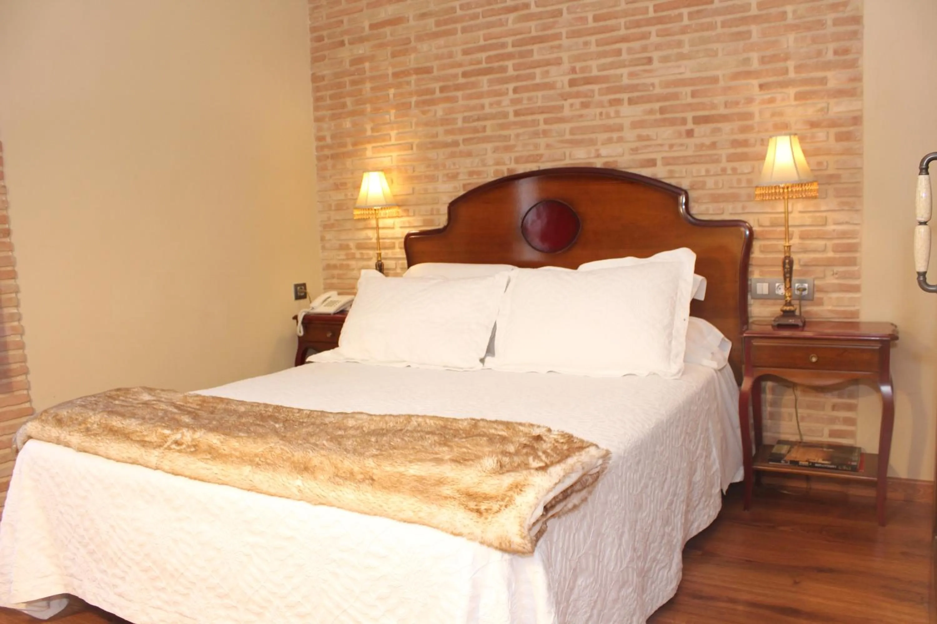 Staff, Bed in Posada Los Condestables Hotel & Spa