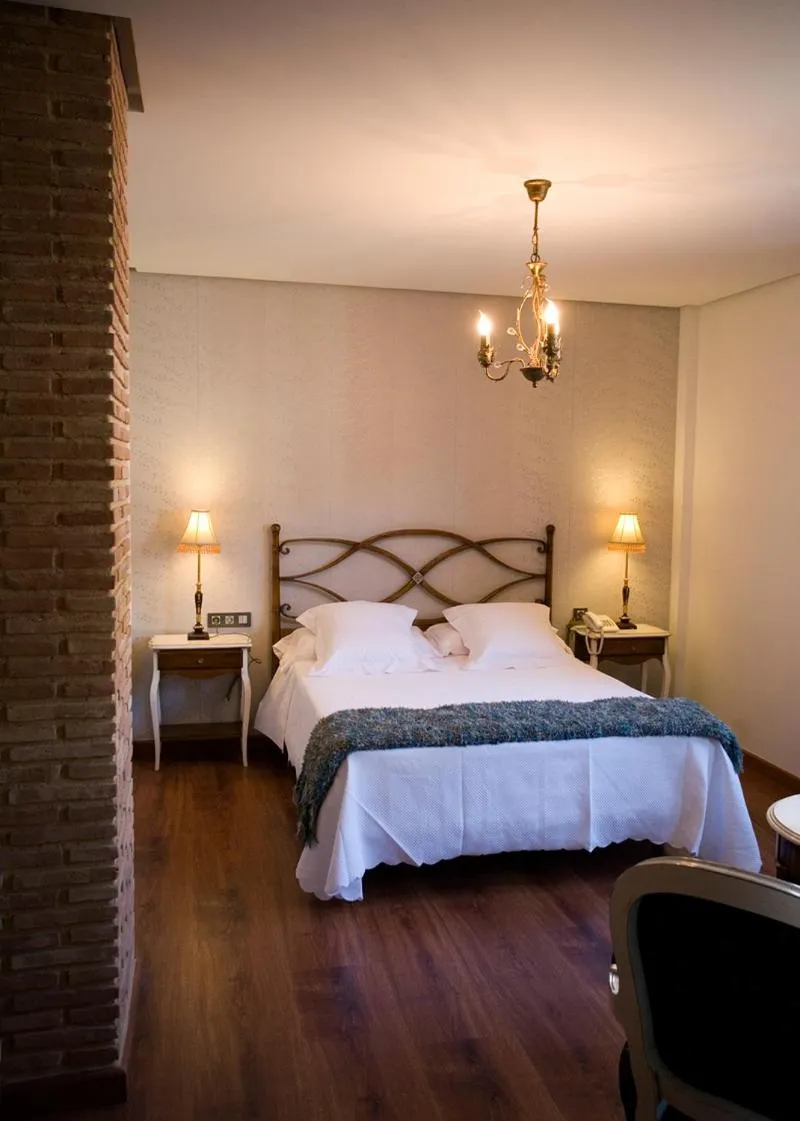 Bedroom, Bed in Posada Los Condestables Hotel & Spa