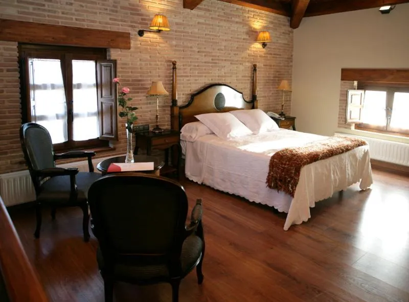 Bedroom, Bed in Posada Los Condestables Hotel & Spa