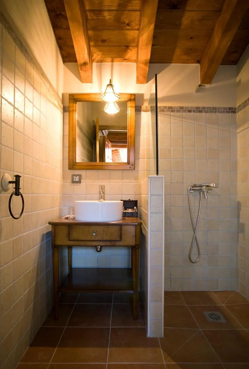 Bathroom in Posada Los Condestables Hotel & Spa