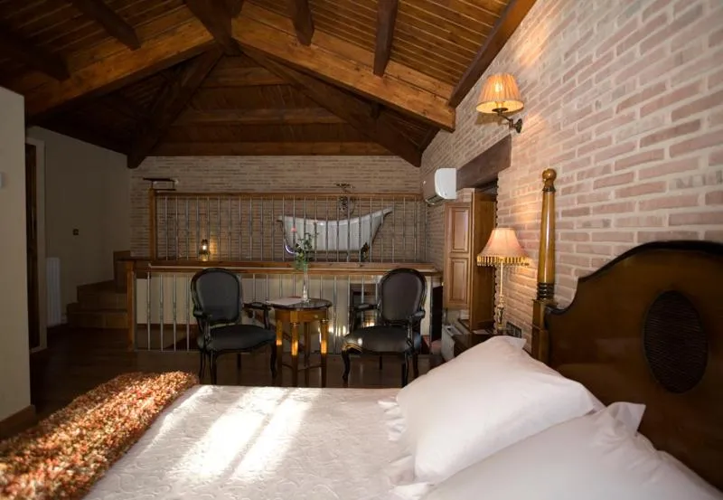 Bedroom, Bed in Posada Los Condestables Hotel & Spa