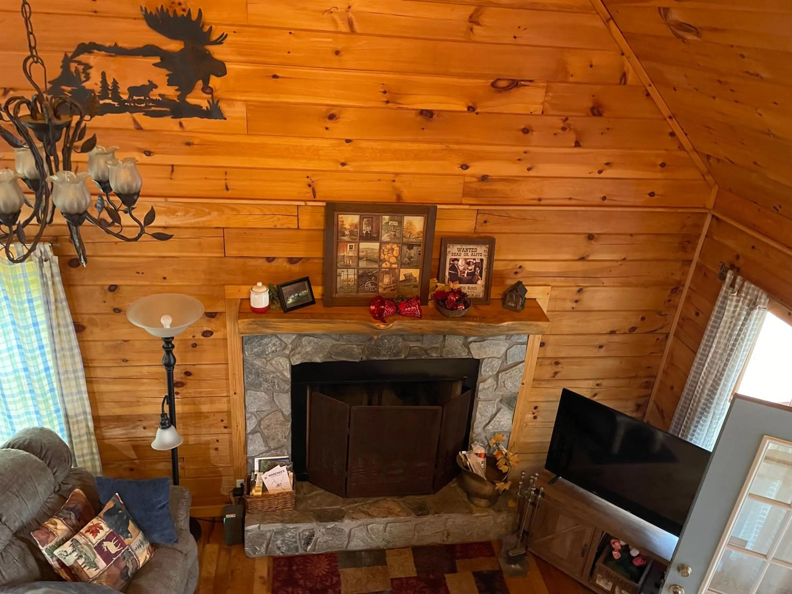 Alpenhaus Cabins Real Log Home in Helen Ga Mountains with hot tub and balconies