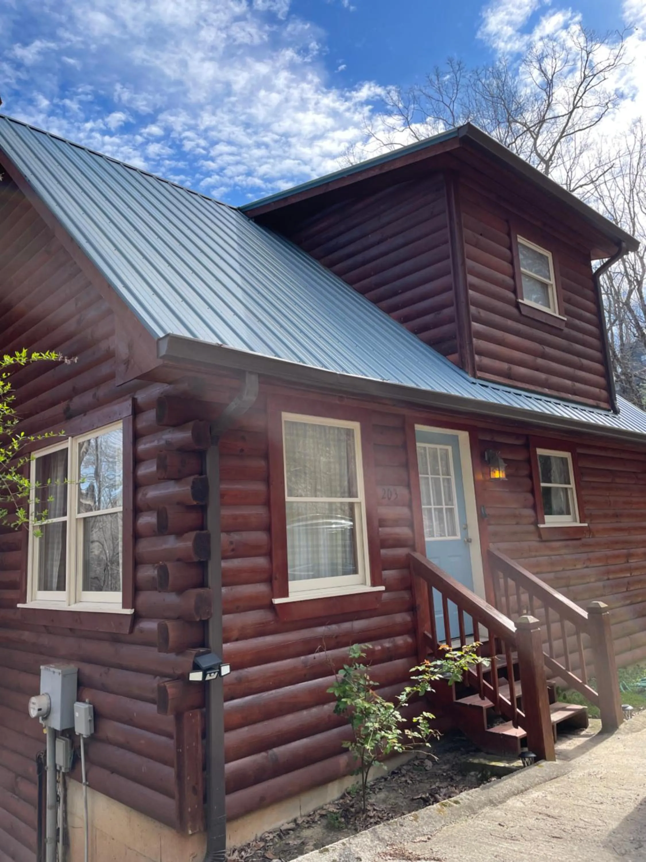 Alpenhaus Cabins Real Log Home in Helen Ga Mountains with hot tub and balconies