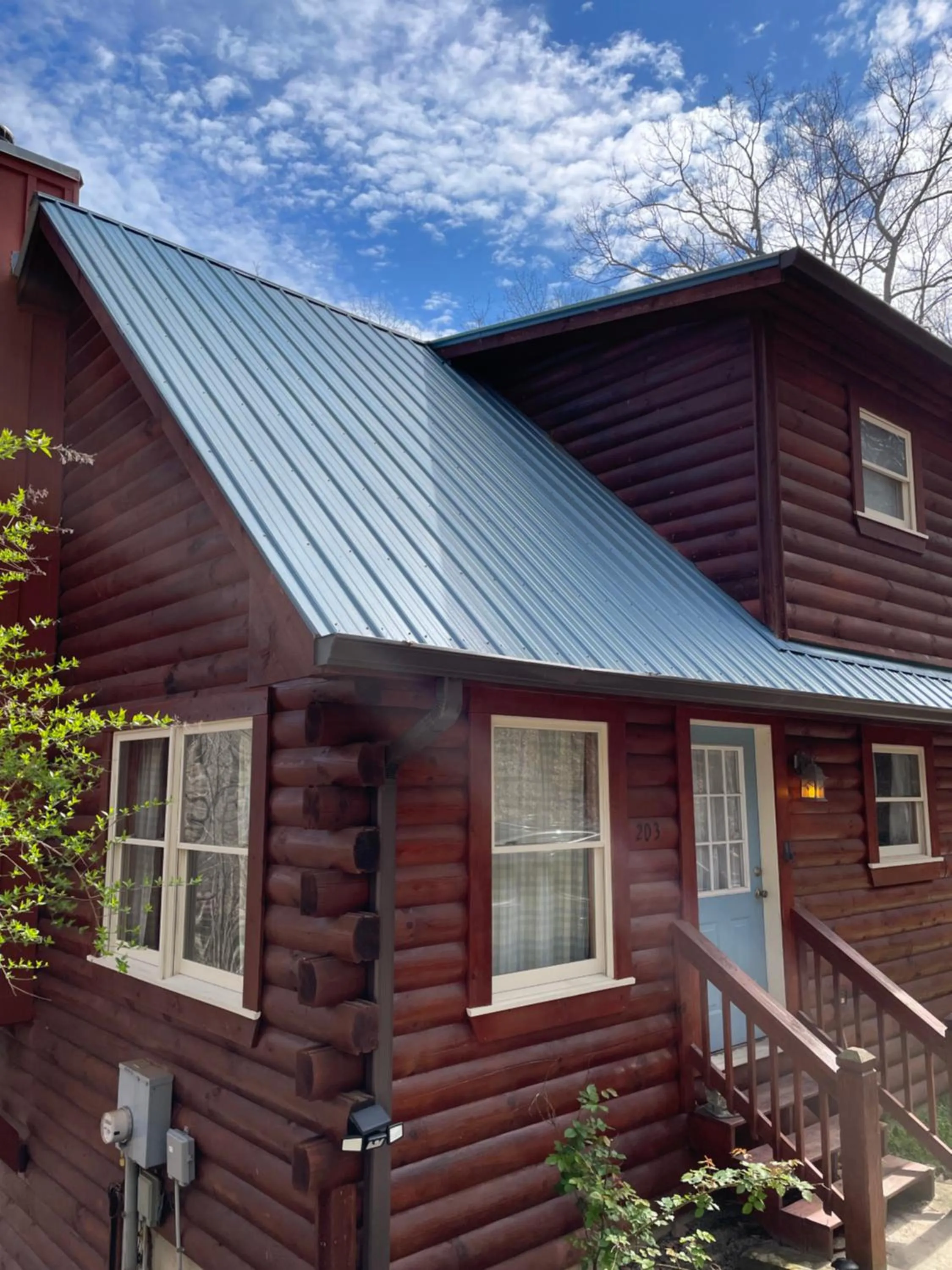 Alpenhaus Cabins Real Log Home in Helen Ga Mountains with hot tub and balconies