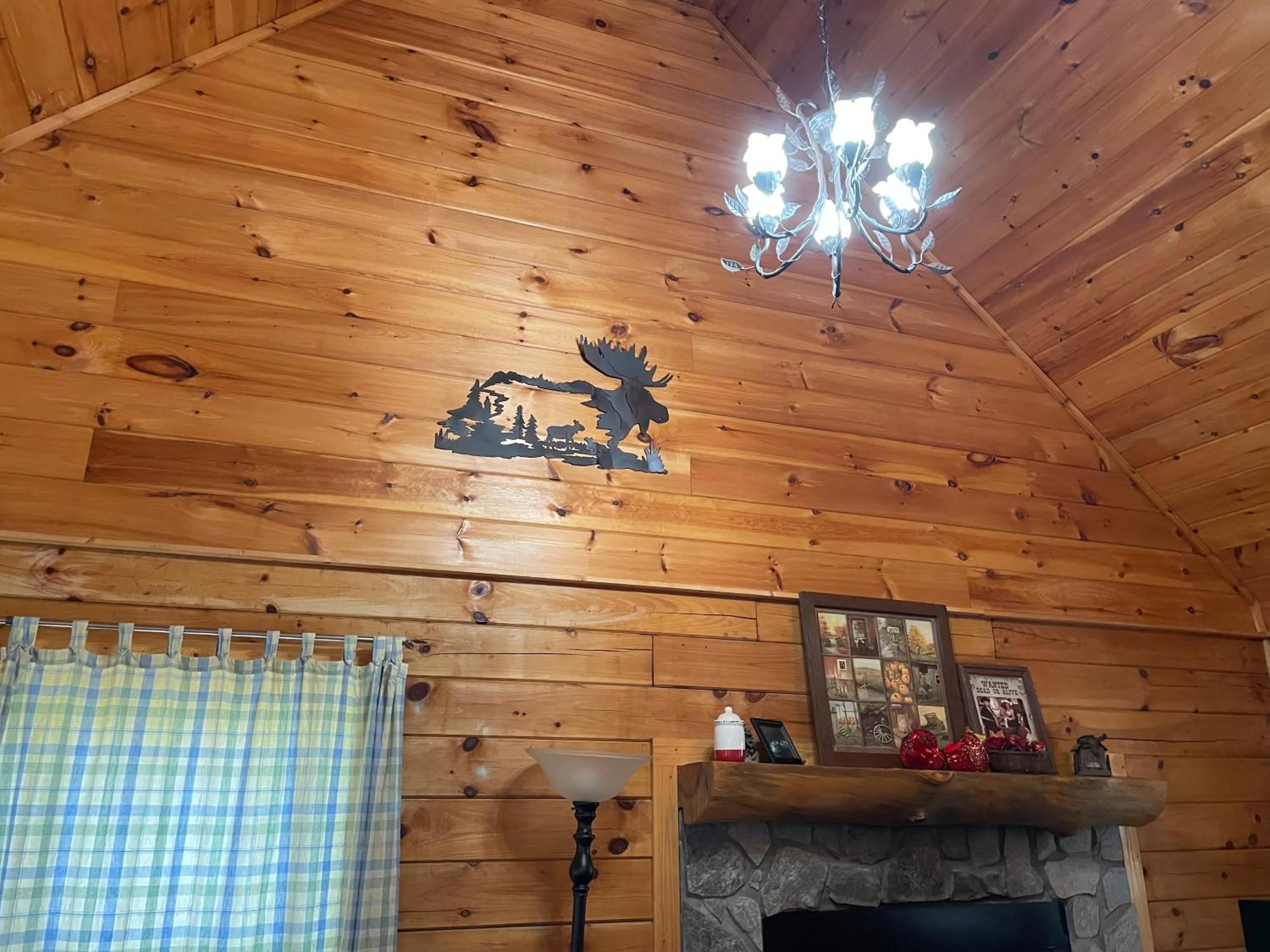 Alpenhaus Cabins Real Log Home in Helen Ga Mountains with hot tub and balconies