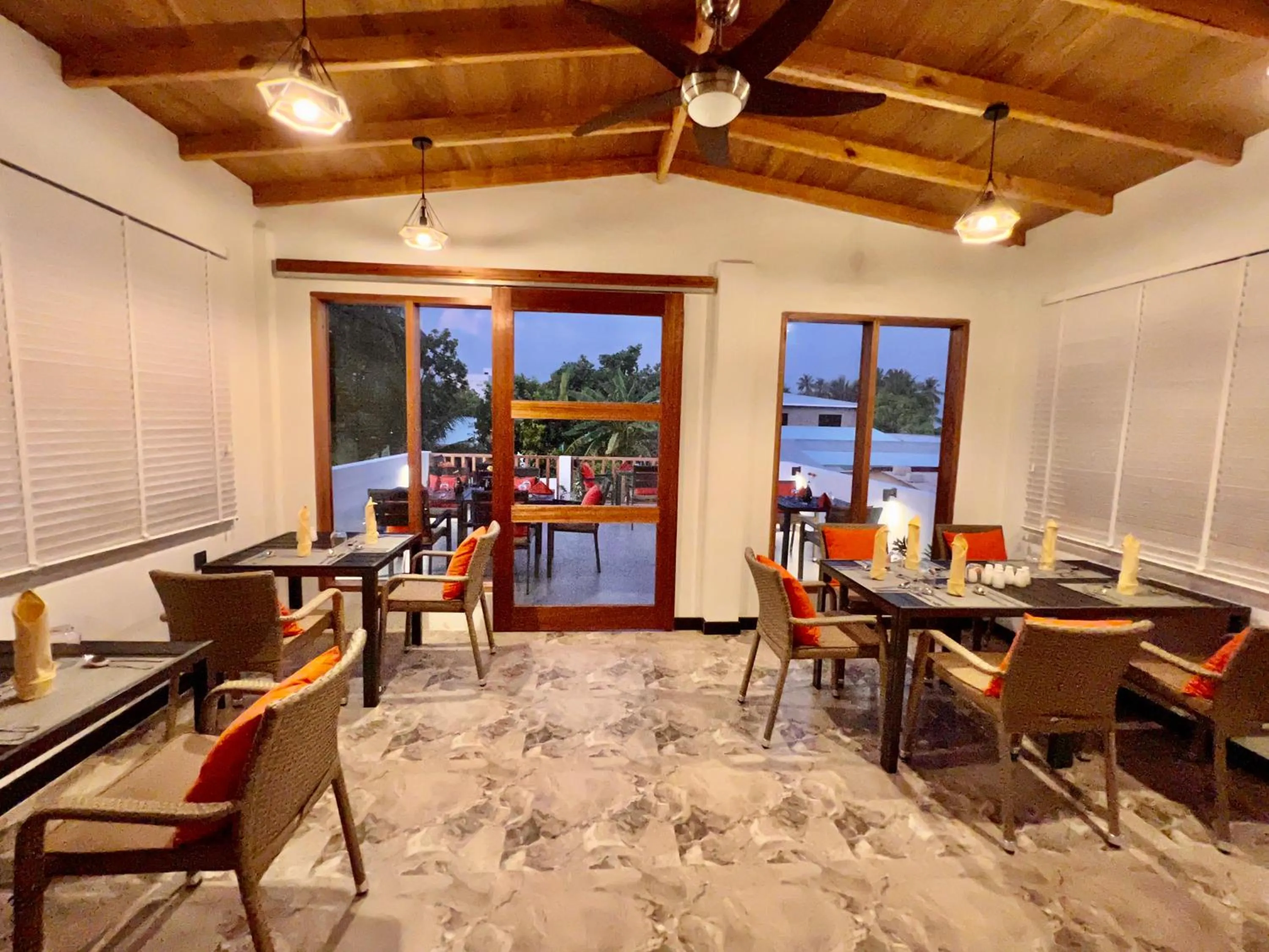 Restaurant/places to eat in Seaside Dhigurah