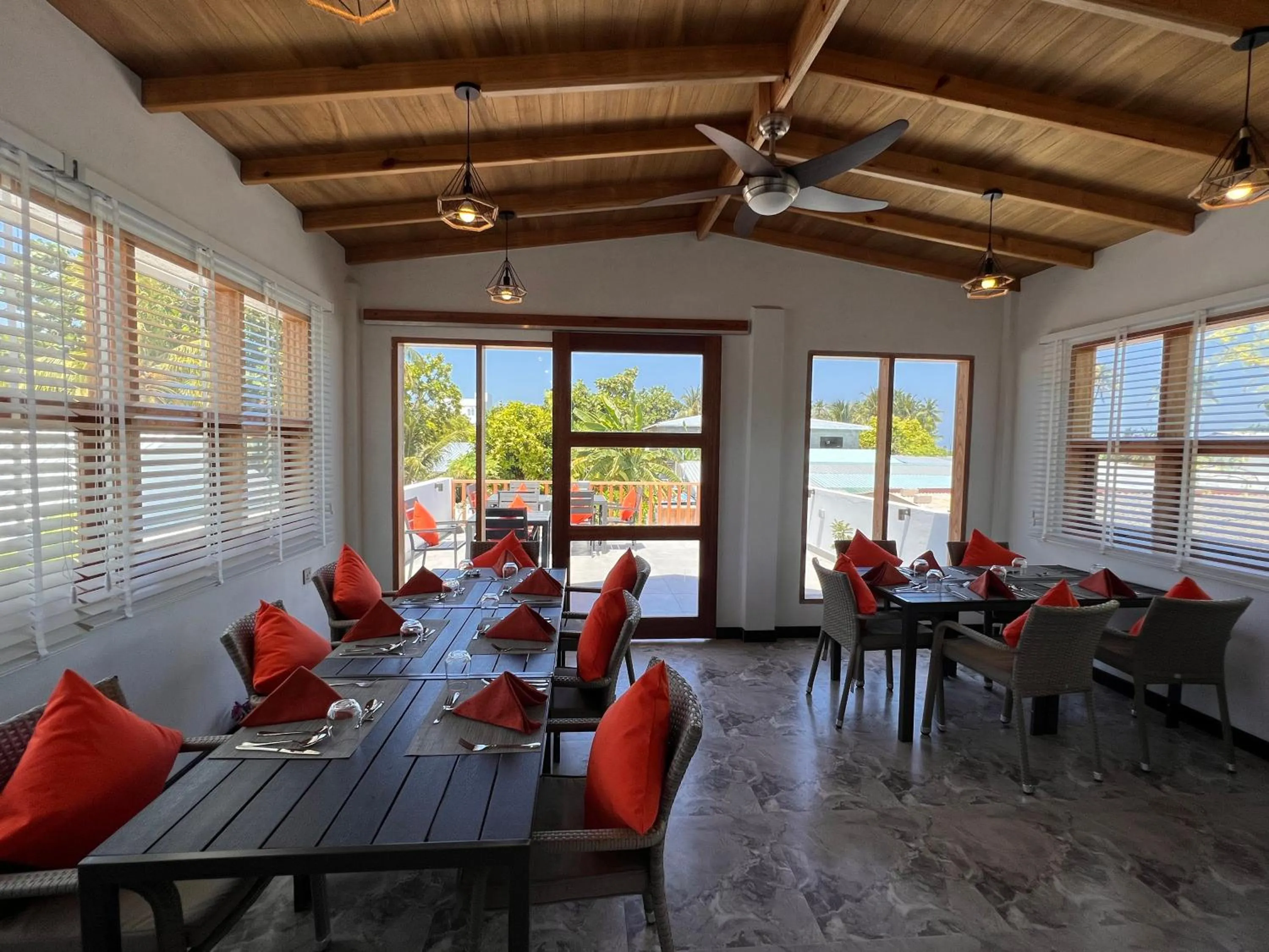 Restaurant/places to eat in Seaside Dhigurah