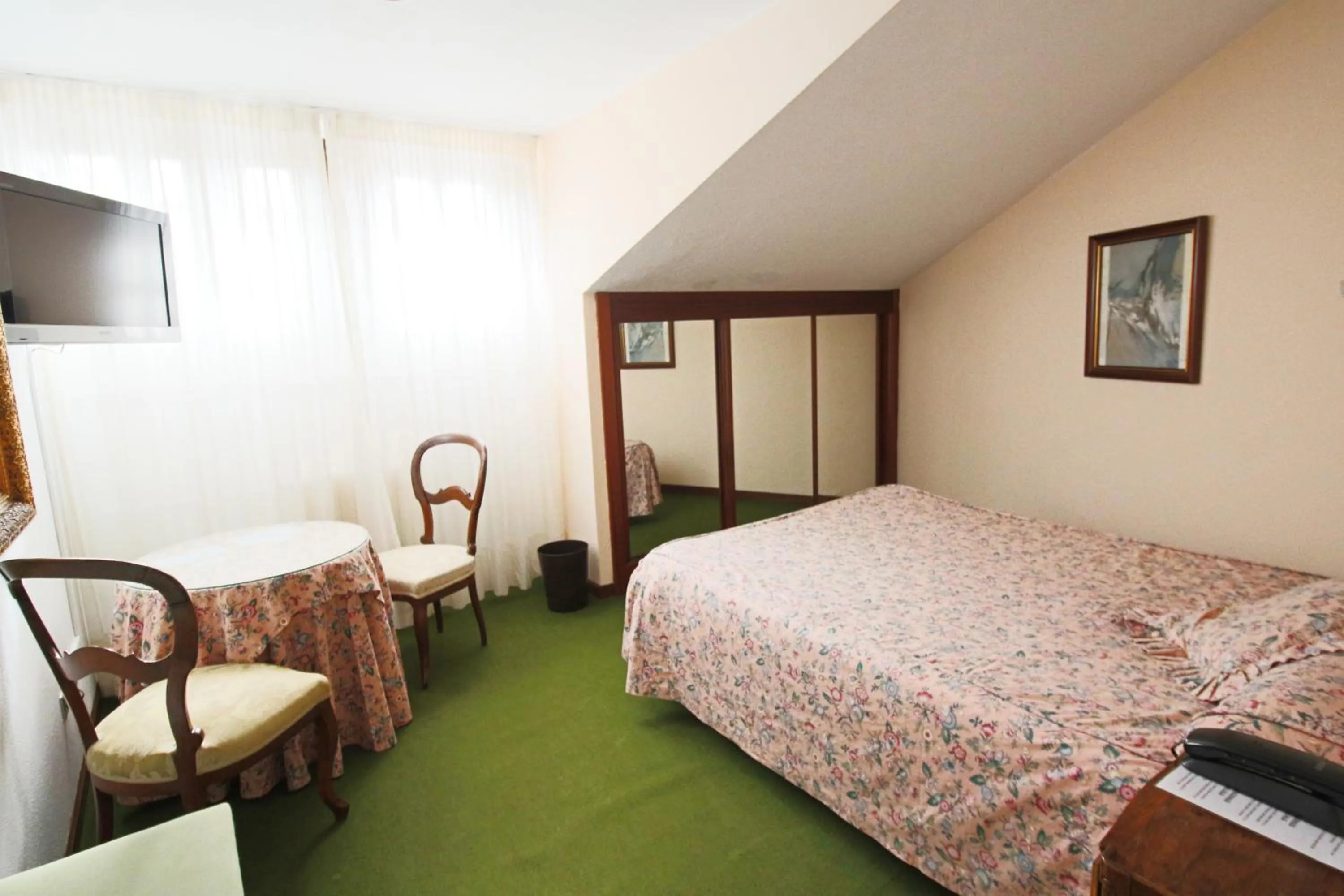 Photo of the whole room in Hotel Santillana