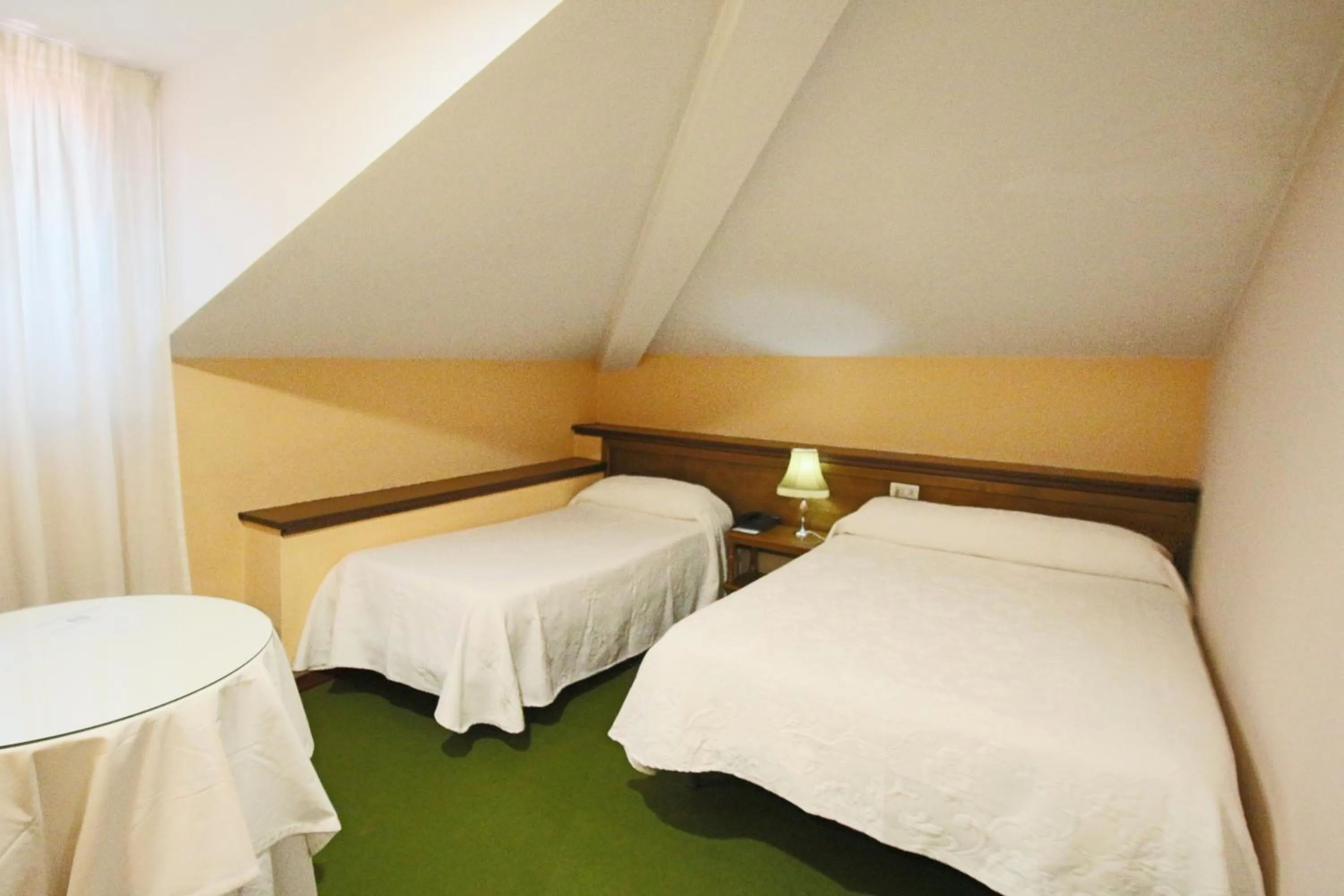 Photo of the whole room in Hotel Santillana