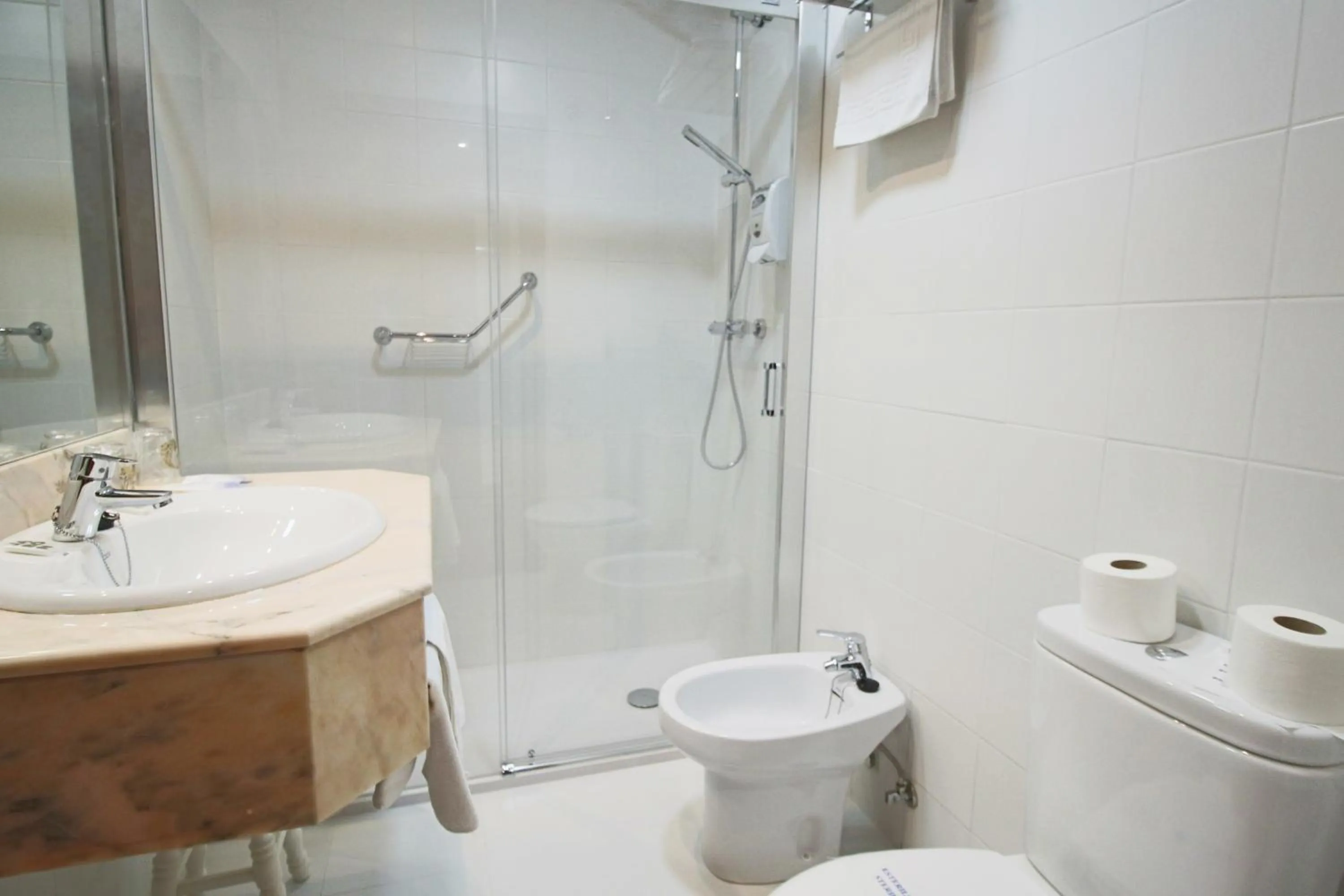 Bathroom in Hotel Santillana