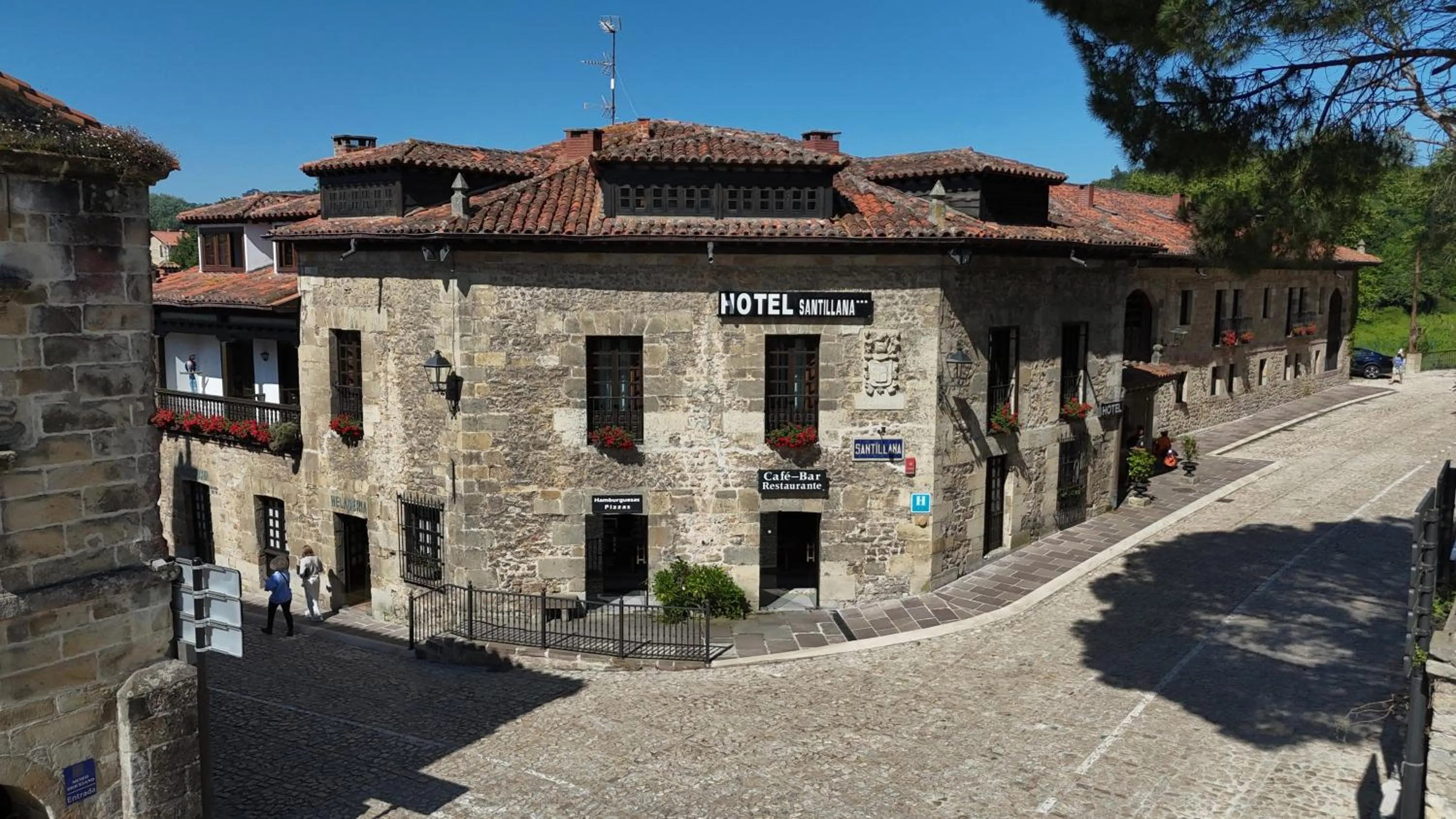 Facade/entrance in Hotel Santillana