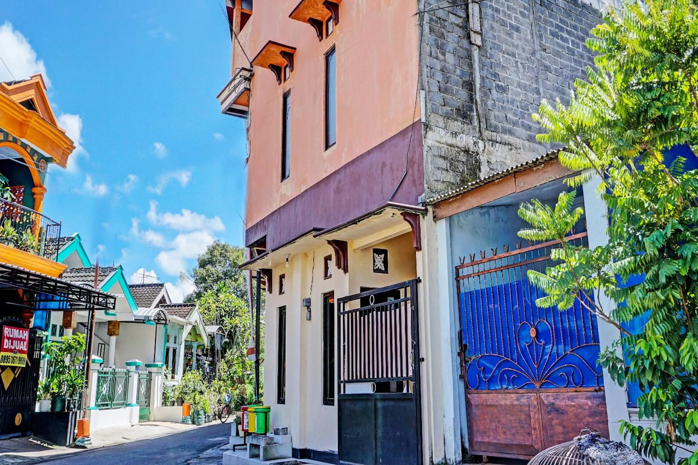 Facade/entrance in OYO Life 92353 Purnama Syariah Guest House
