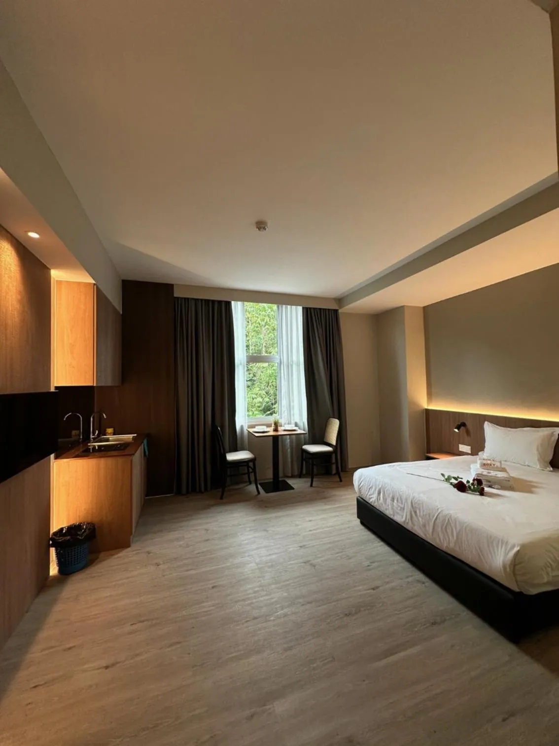 Bedroom, Bed in Roxy Hotel Aiman