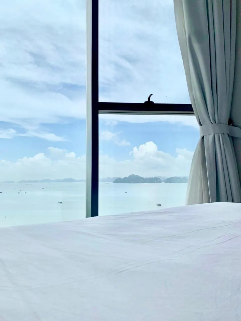 Sea view, Bed in HB Serviced Apartment - Alacarte Hạ Long
