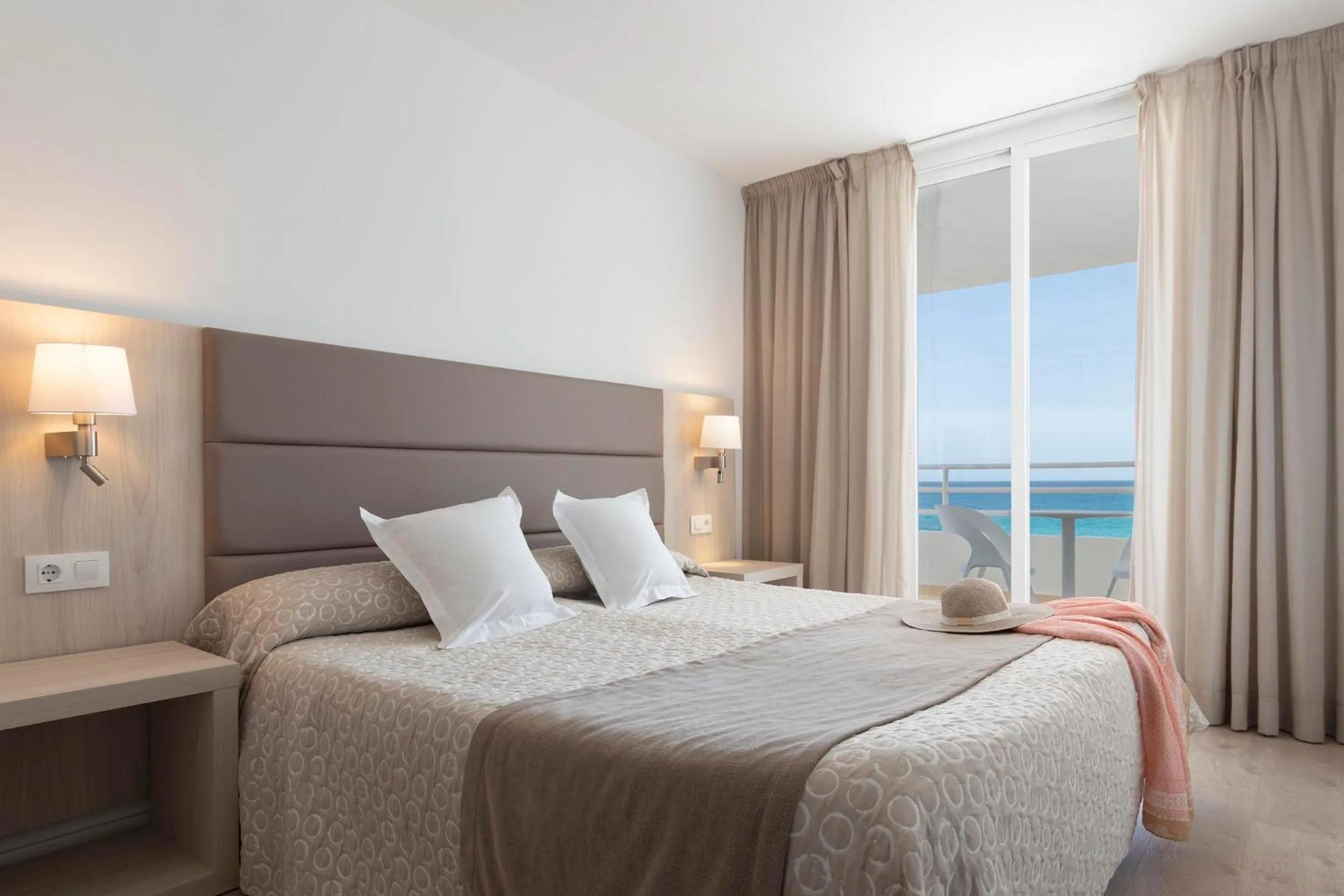 Bedroom, Bed in Hotel Palia Sa Coma Playa