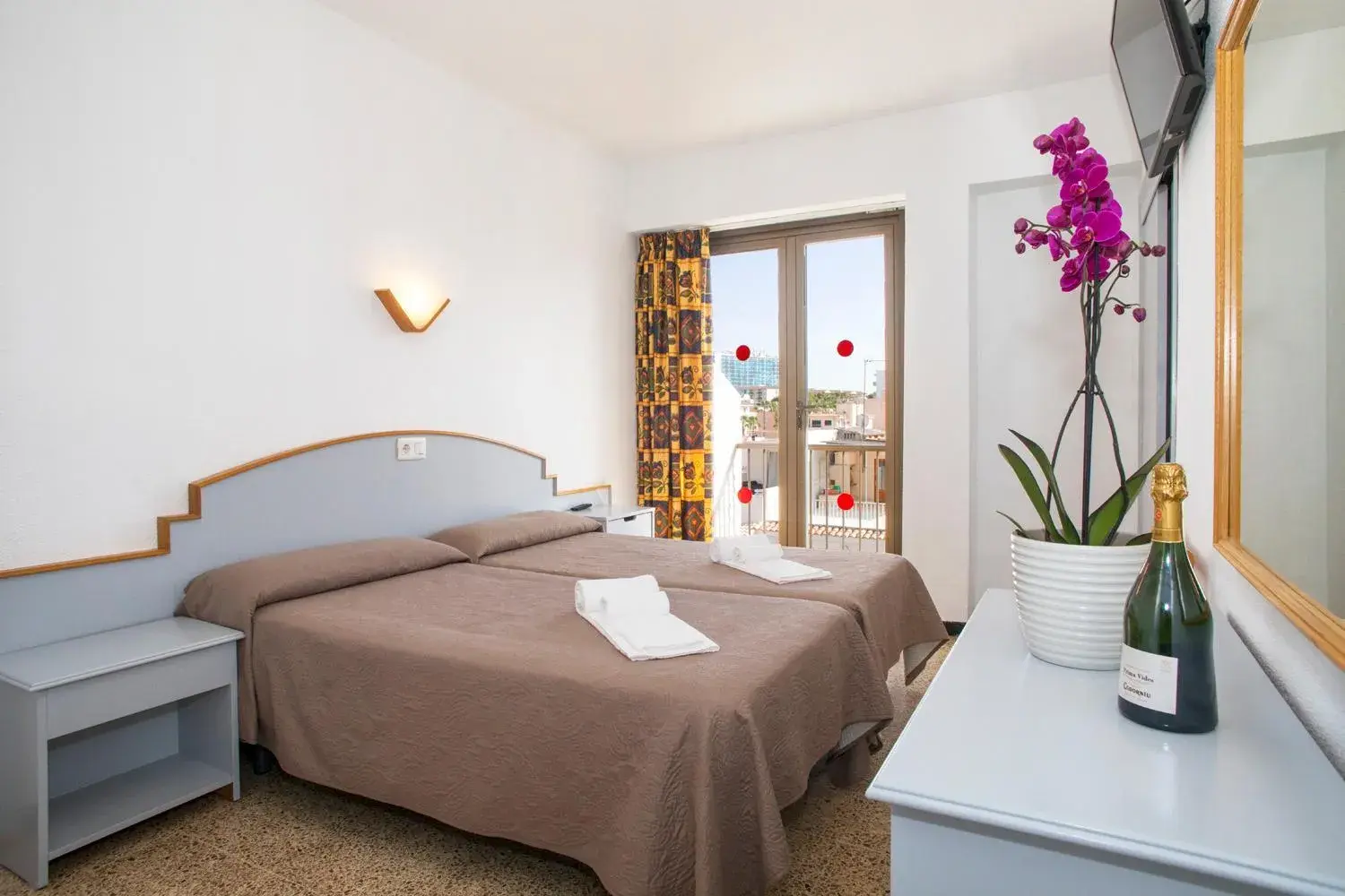 Twin Room with City View in Hotel Villa Barbara Twin Room with City View in Hotel Villa Barbara