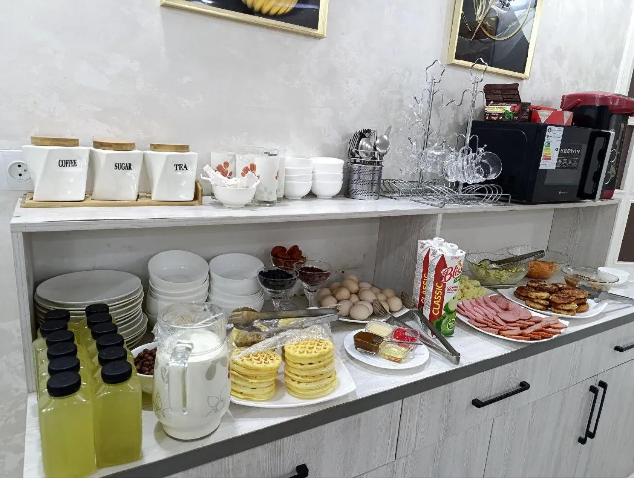 Restaurant/places to eat in The Art Hotel