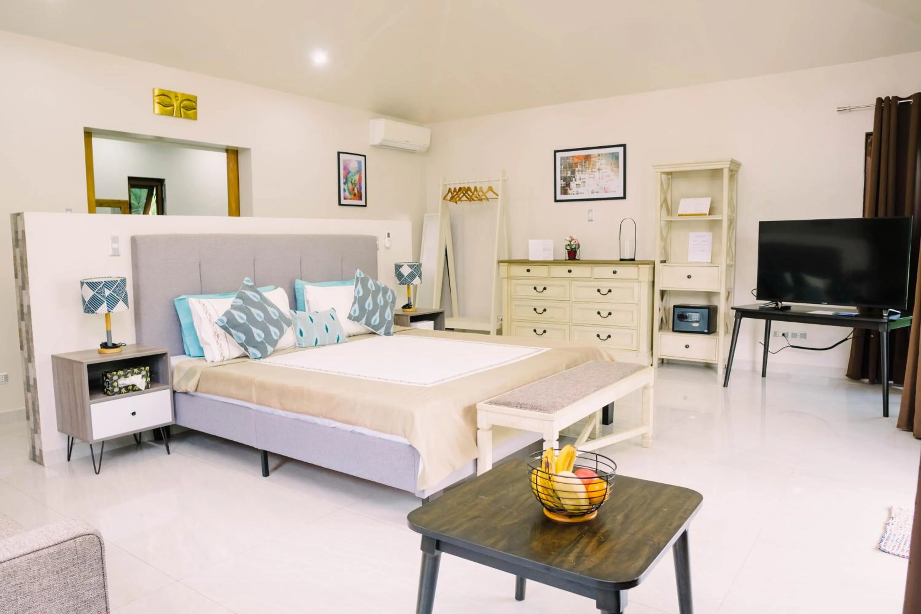 Communal lounge/ TV room, Bed in Denika's Suites