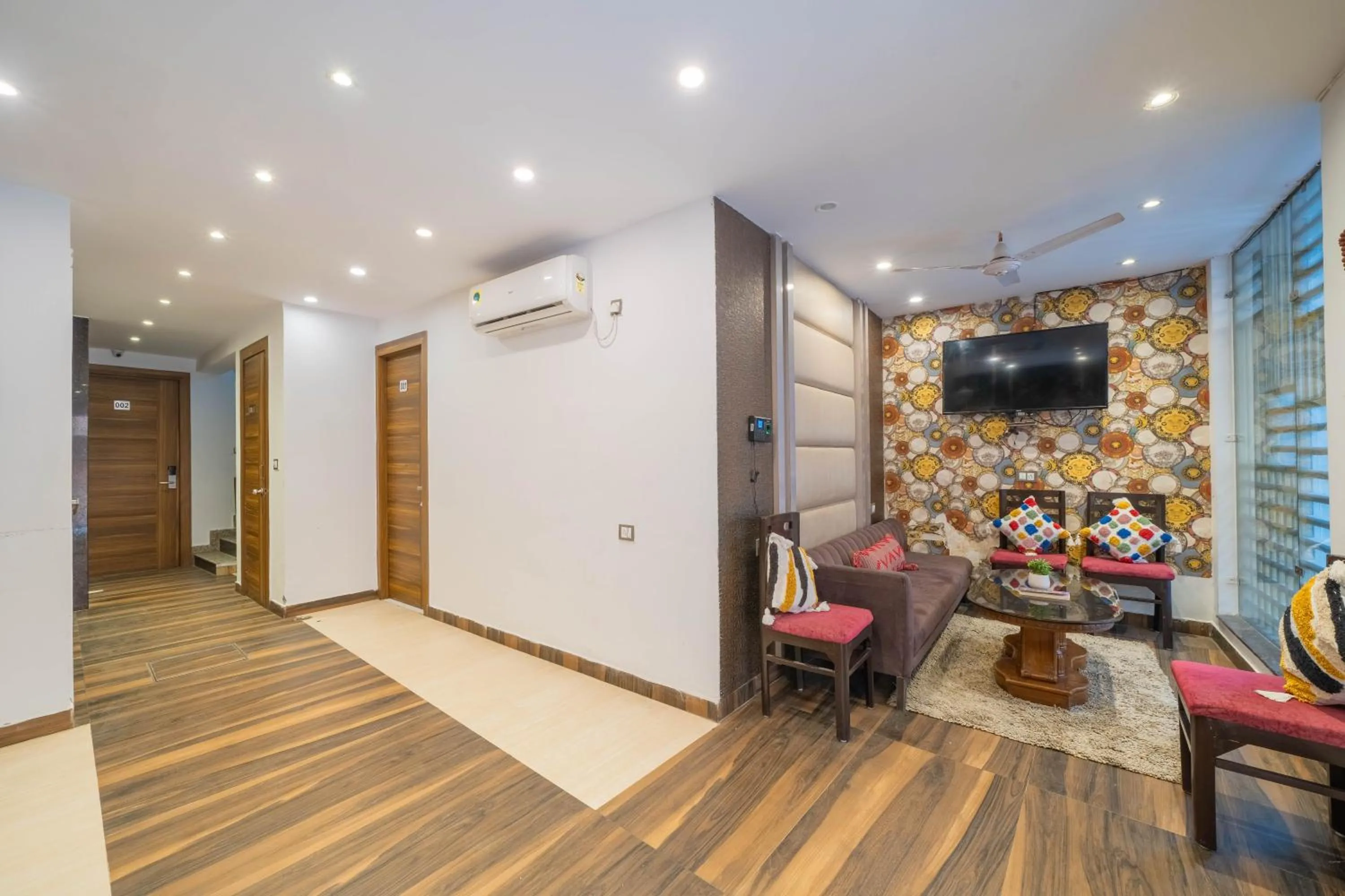 Communal lounge/ TV room in Perfectstayz Premium at Harkipauri Road - Ganga view rooftop cafe