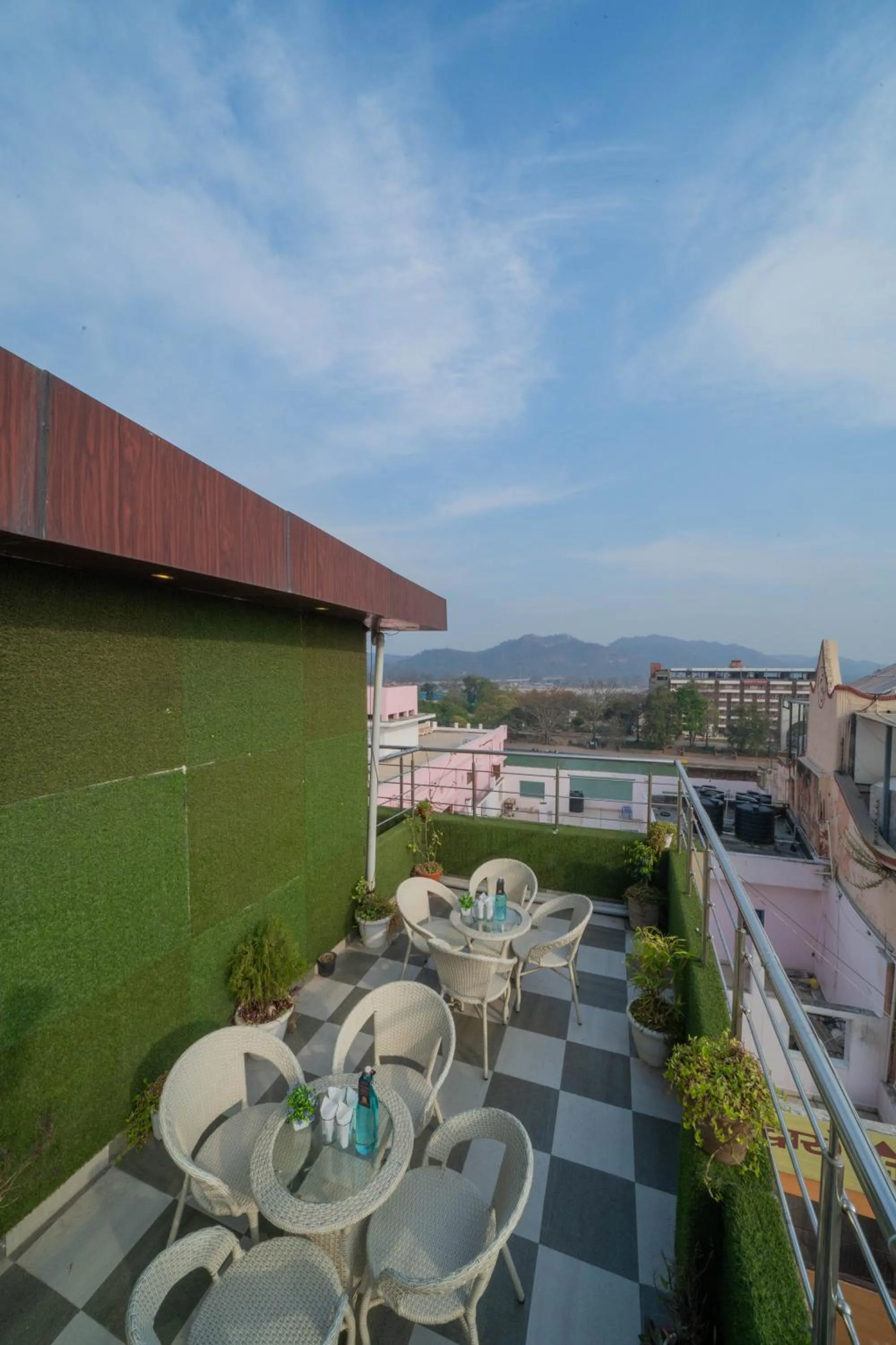 Restaurant/places to eat in Perfectstayz Premium at Harkipauri Road - Ganga view rooftop cafe