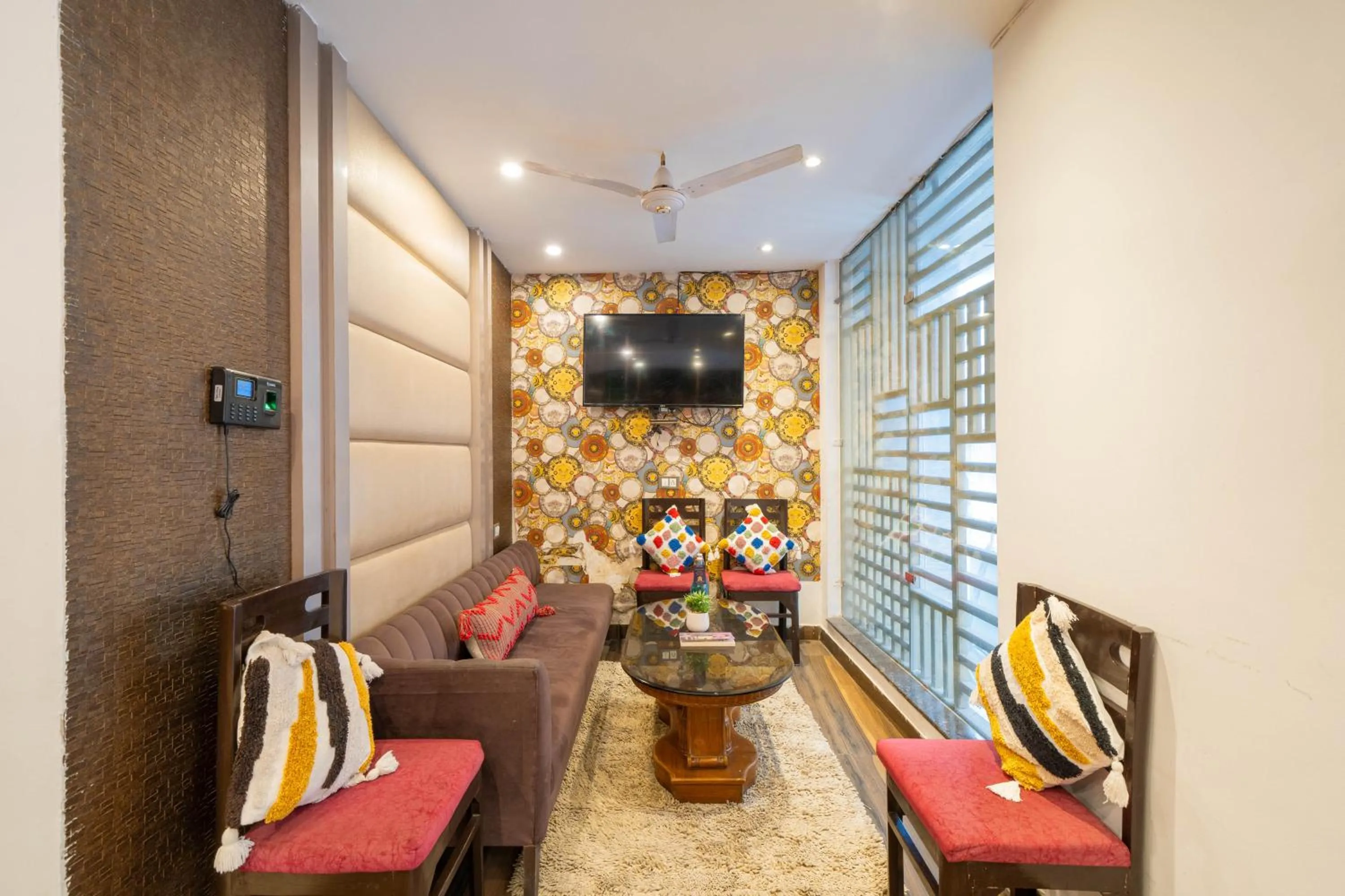 Communal lounge/ TV room in Perfectstayz Premium at Harkipauri Road - Ganga view rooftop cafe