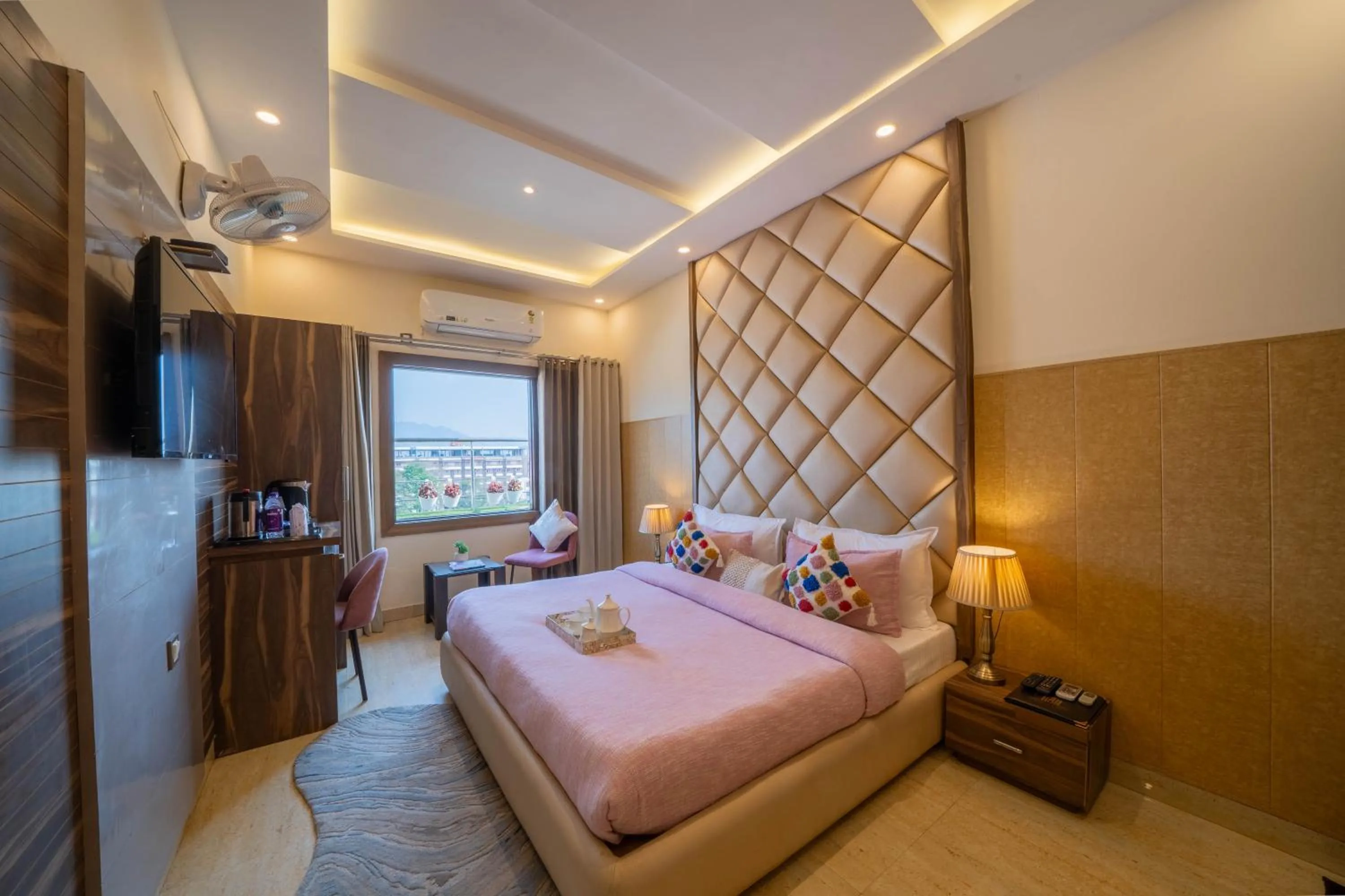 TV and multimedia, Bed in Perfectstayz Premium at Harkipauri Road - Ganga view rooftop cafe