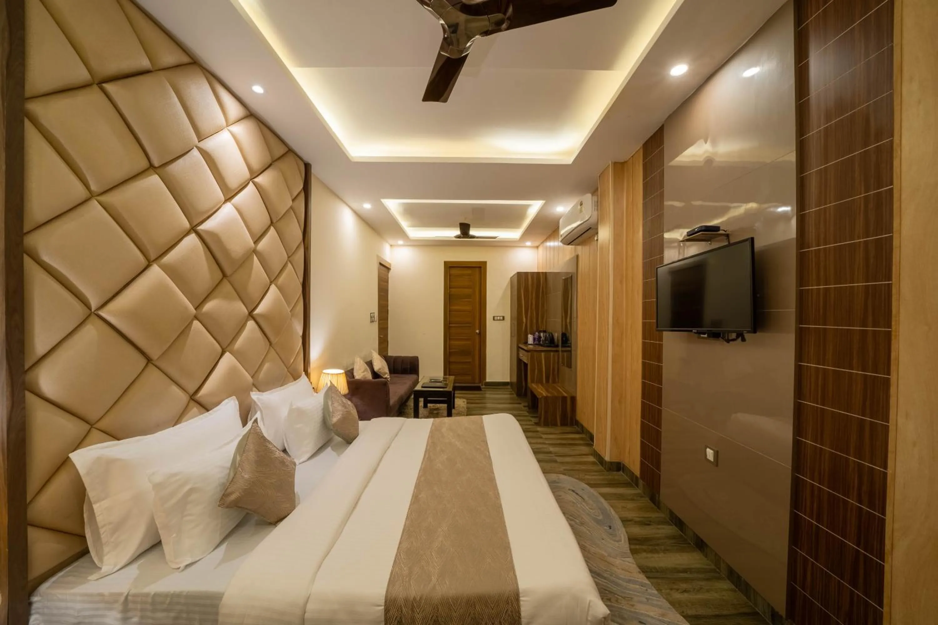 TV and multimedia, Bed in Perfectstayz Premium at Harkipauri Road - Ganga view rooftop cafe