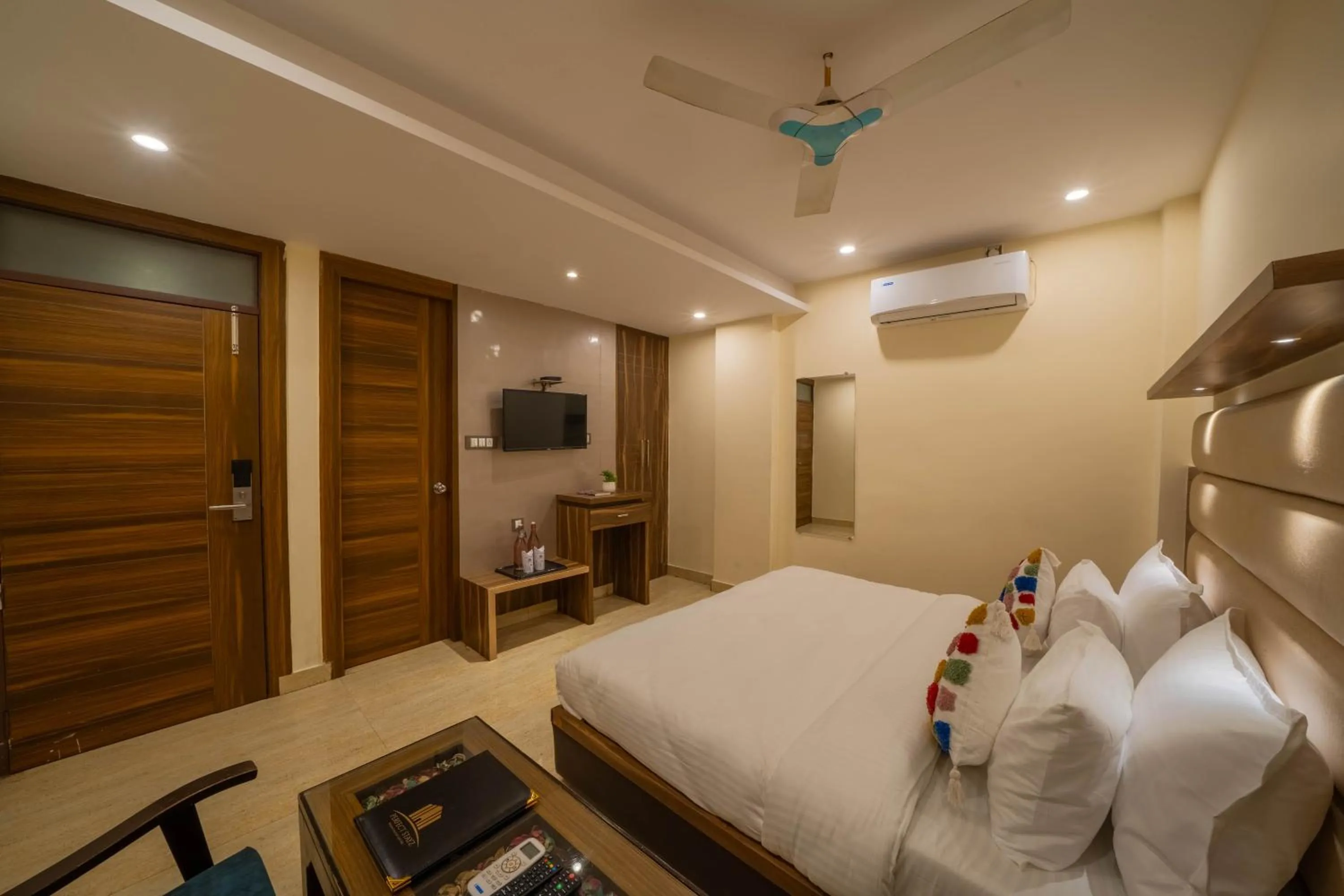 TV and multimedia, Bed in Perfectstayz Premium at Harkipauri Road - Ganga view rooftop cafe