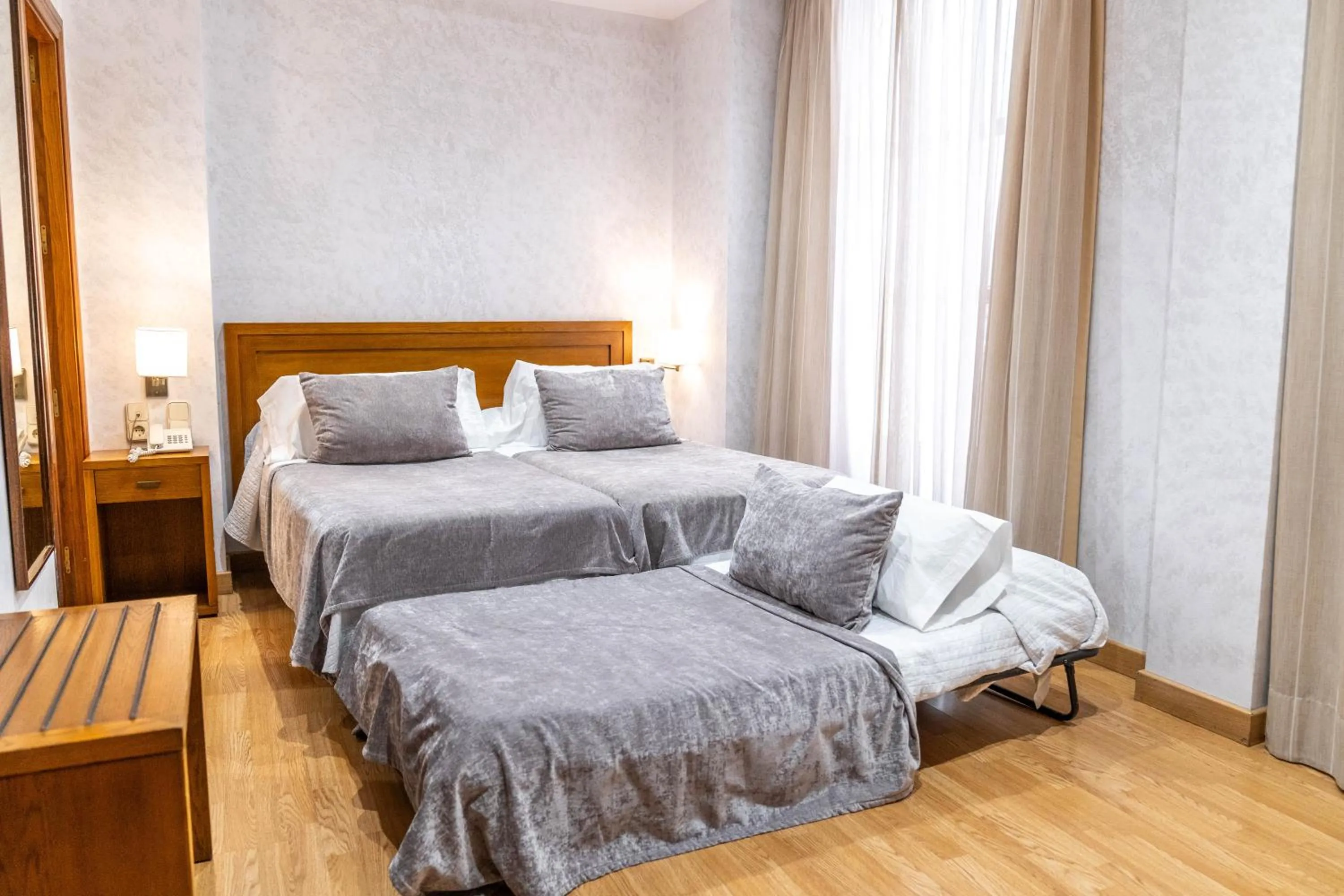 Twin Room with Extra Bed in Hotel Granada Centro