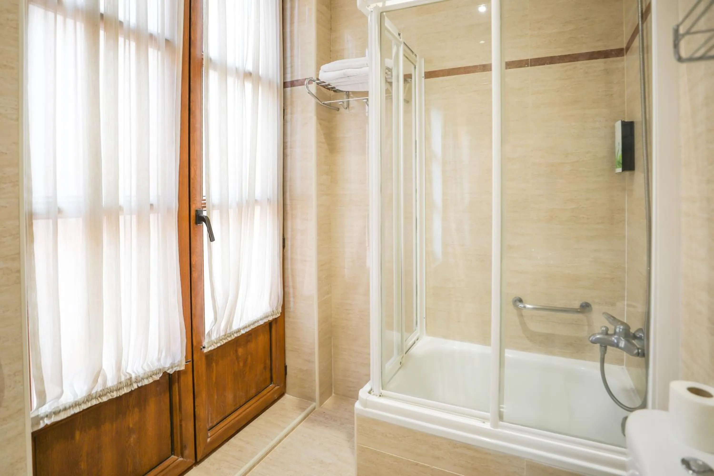 Bathroom in Hotel Granada Centro