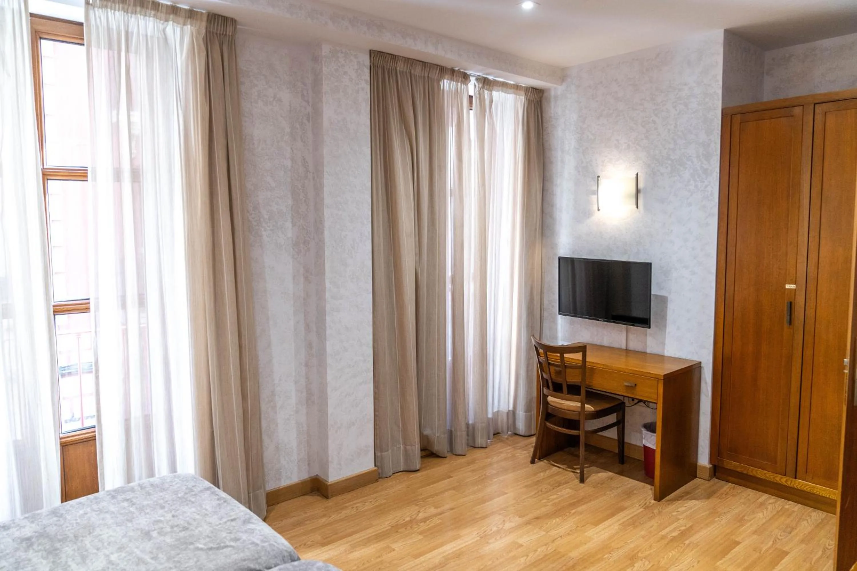 Photo of the whole room in Hotel Granada Centro